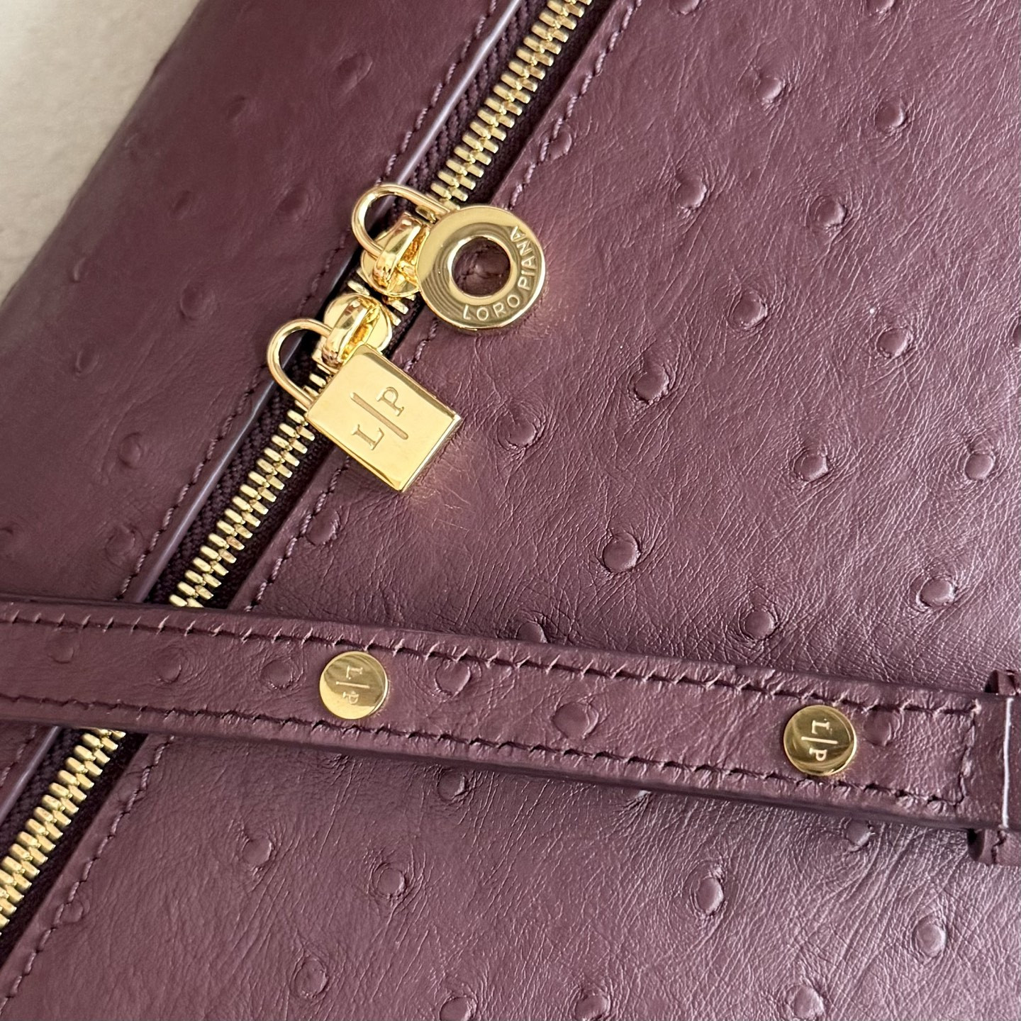 L0r0 P1ana Extra Pocket L27 Ostrich-grained Leather 16x27x10cm