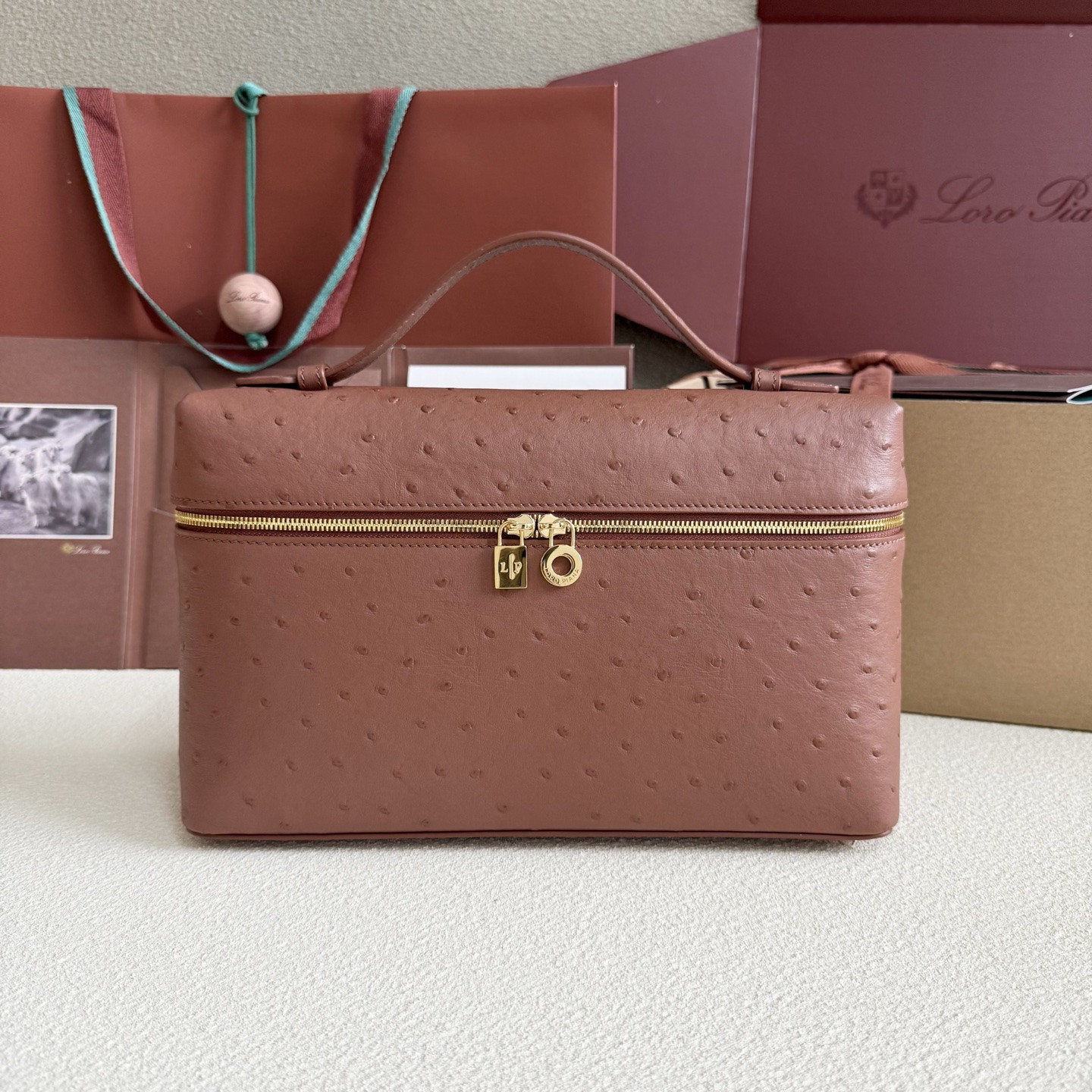 L0r0 P1ana Extra Pocket L27 Ostrich-grained Leather 16x27x10cm