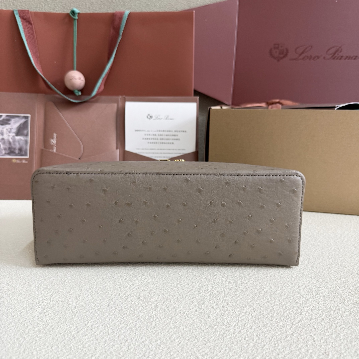 L0r0 P1ana Extra Pocket L27 Ostrich-grained Leather 16x27x10cm