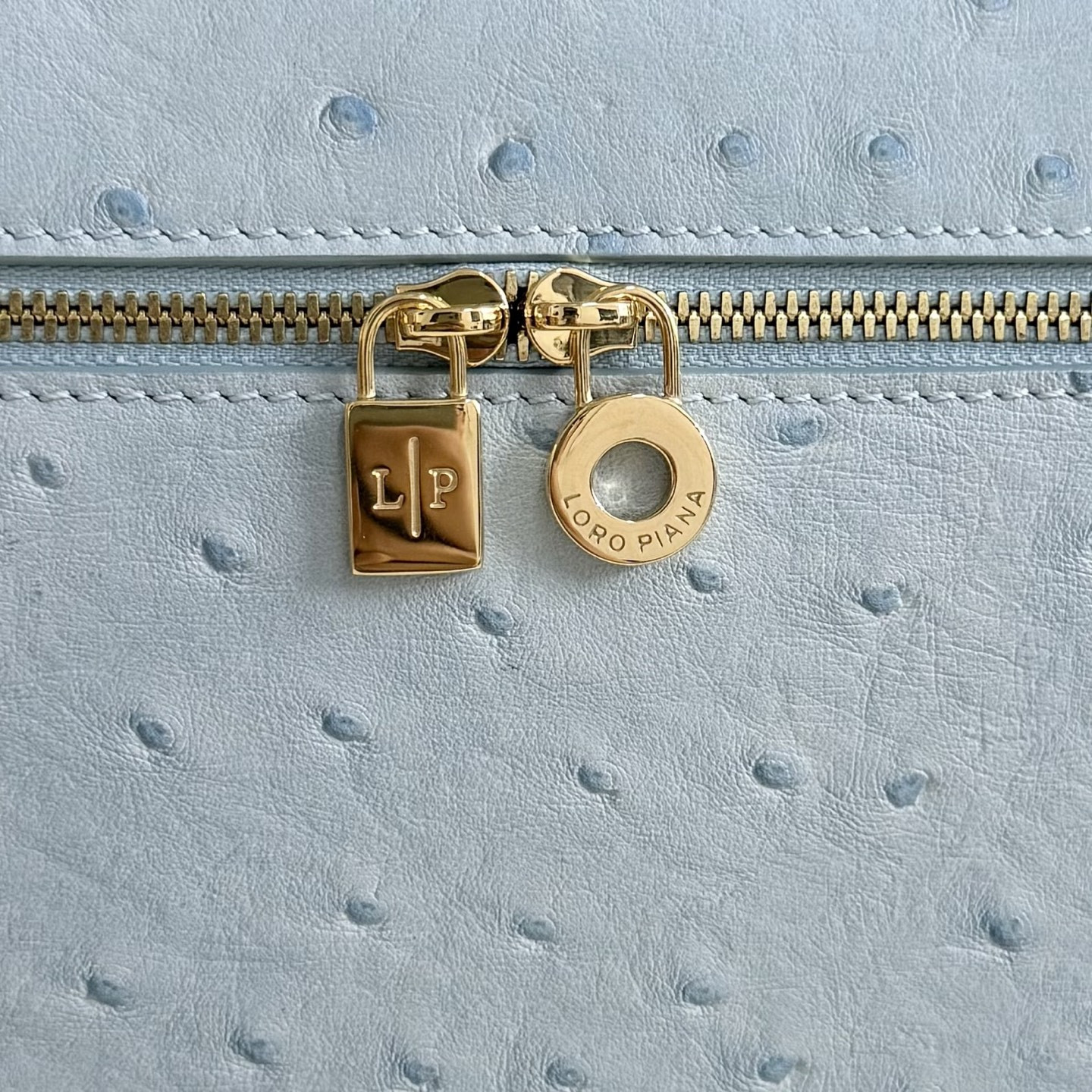 L0r0 P1ana Extra Pocket L27 Ostrich-grained Leather 16x27x10cm