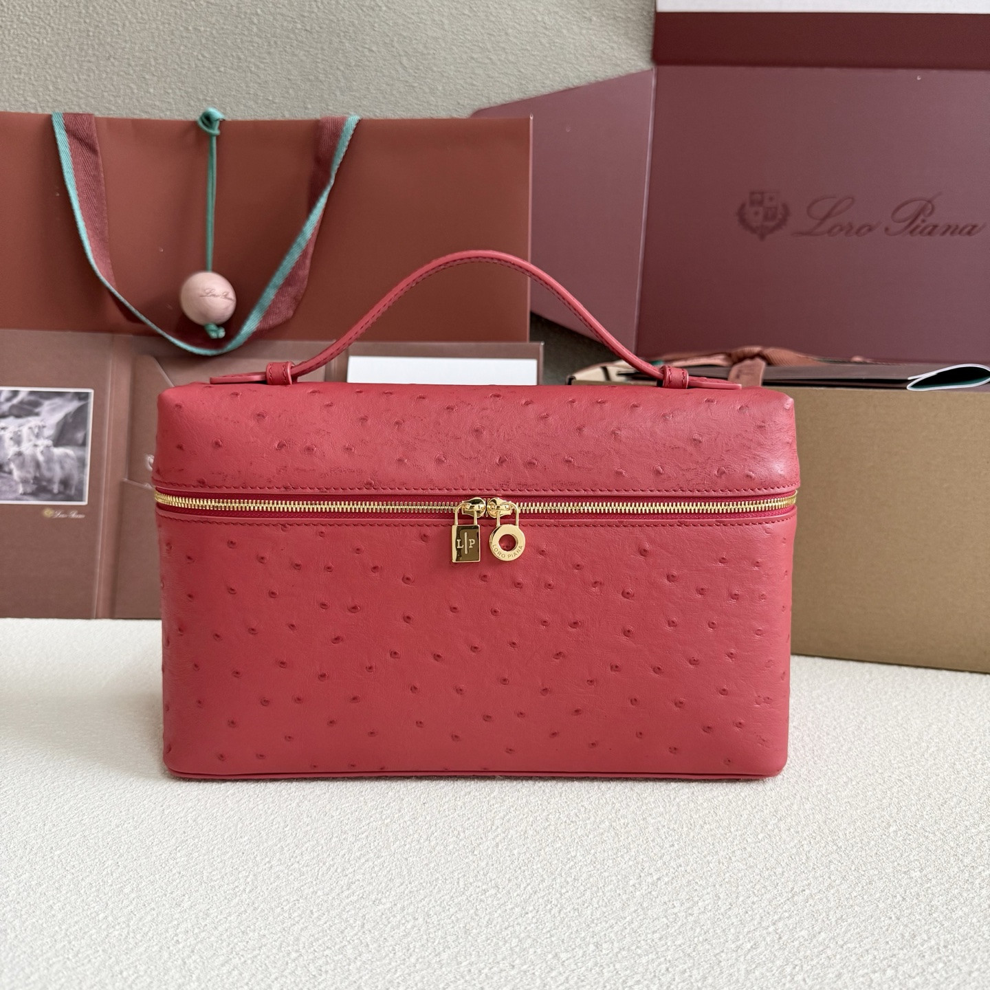 L0r0 P1ana Extra Pocket L27 Ostrich-grained Leather 16x27x10cm