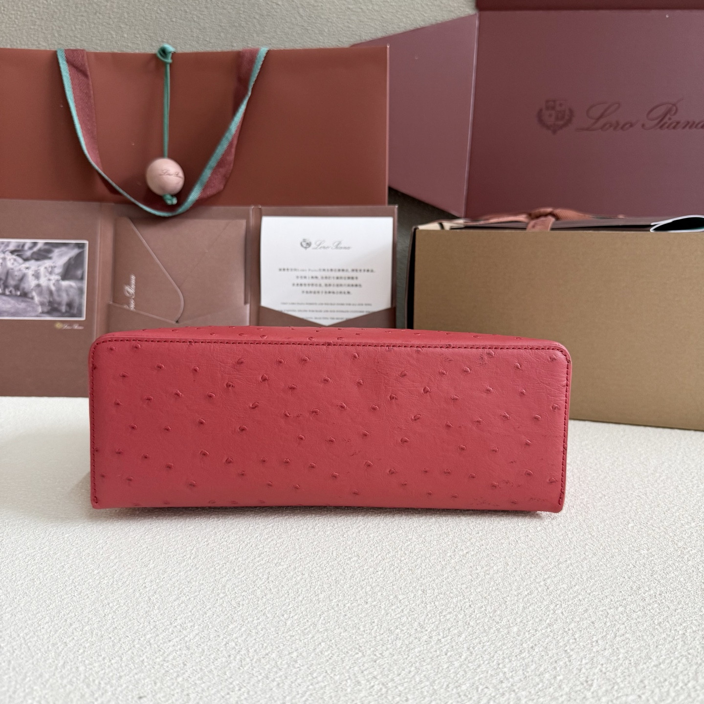 L0r0 P1ana Extra Pocket L27 Ostrich-grained Leather 16x27x10cm