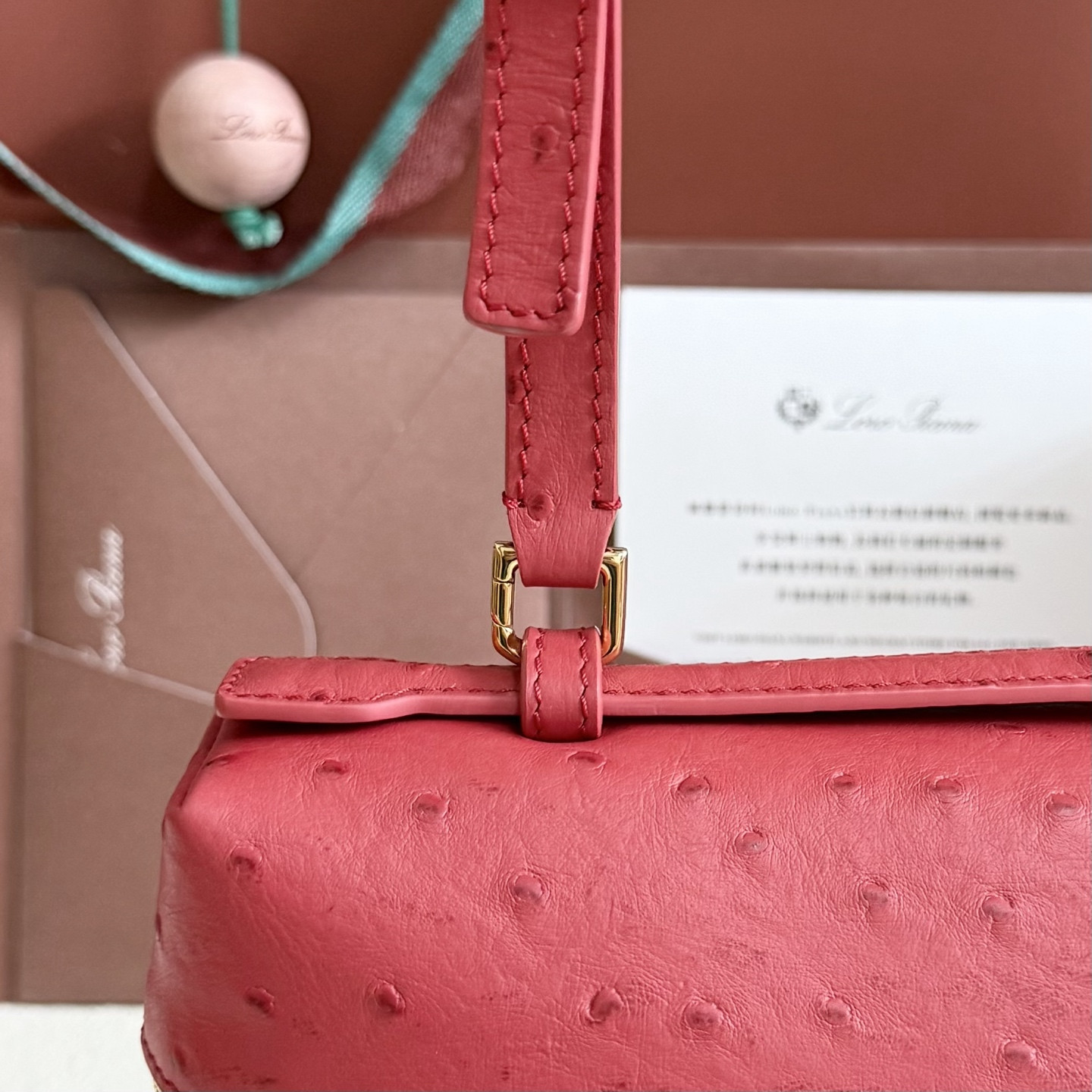 L0r0 P1ana Extra Pocket L27 Ostrich-grained Leather 16x27x10cm