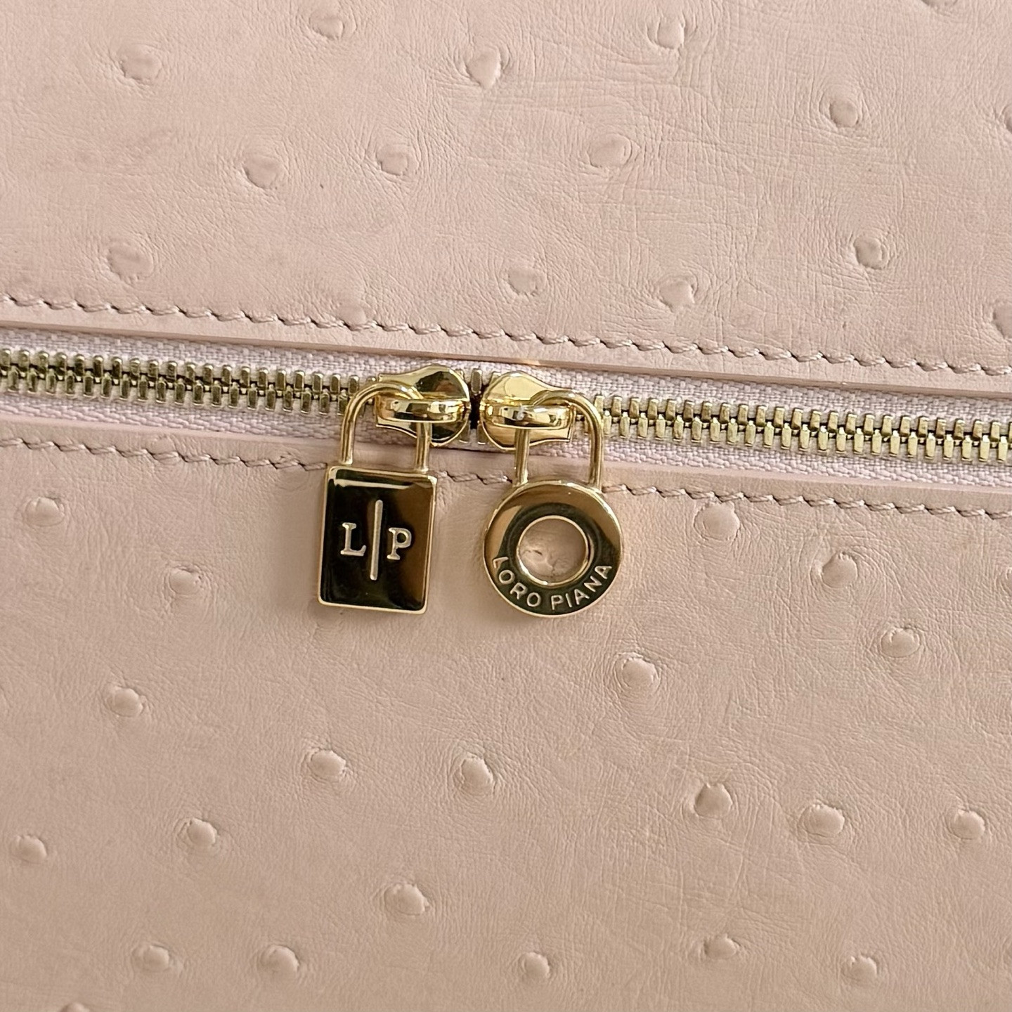 L0r0 P1ana Extra Pocket L27 Ostrich-grained Leather 16x27x10cm