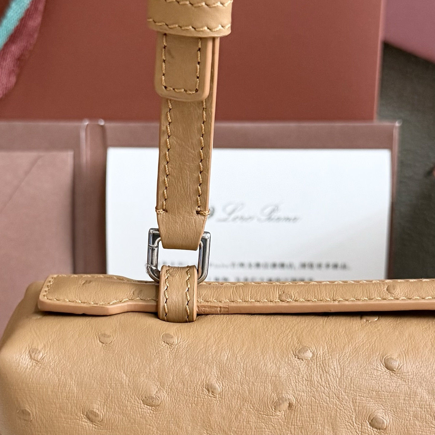 L0r0 P1ana Extra Pocket L27 Ostrich-grained Leather 16x27x10cm