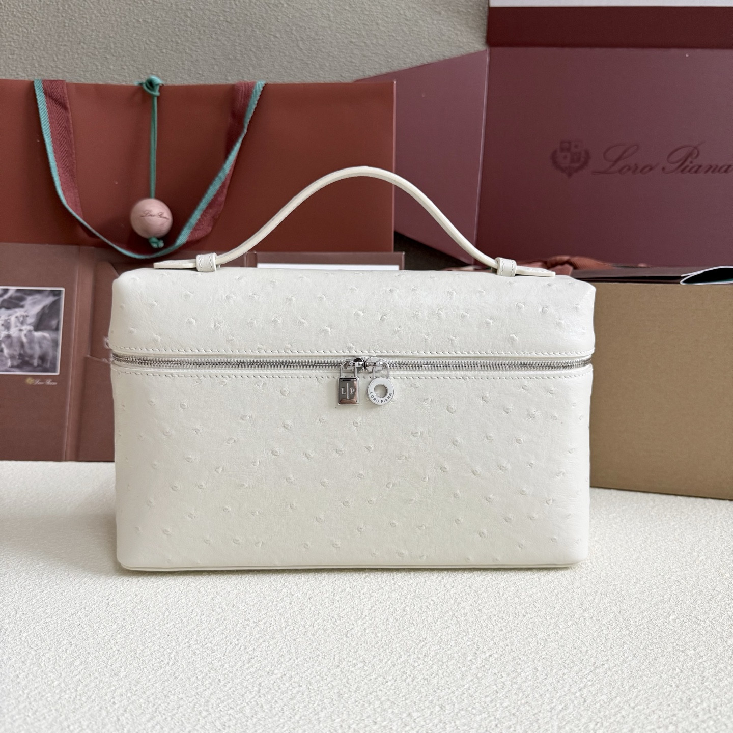 L0r0 P1ana Extra Pocket L27 Ostrich-grained Leather 16x27x10cm