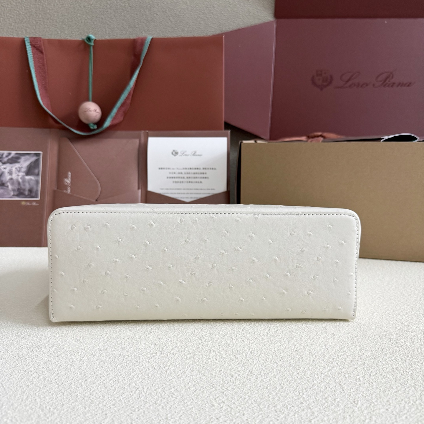 L0r0 P1ana Extra Pocket L27 Ostrich-grained Leather 16x27x10cm