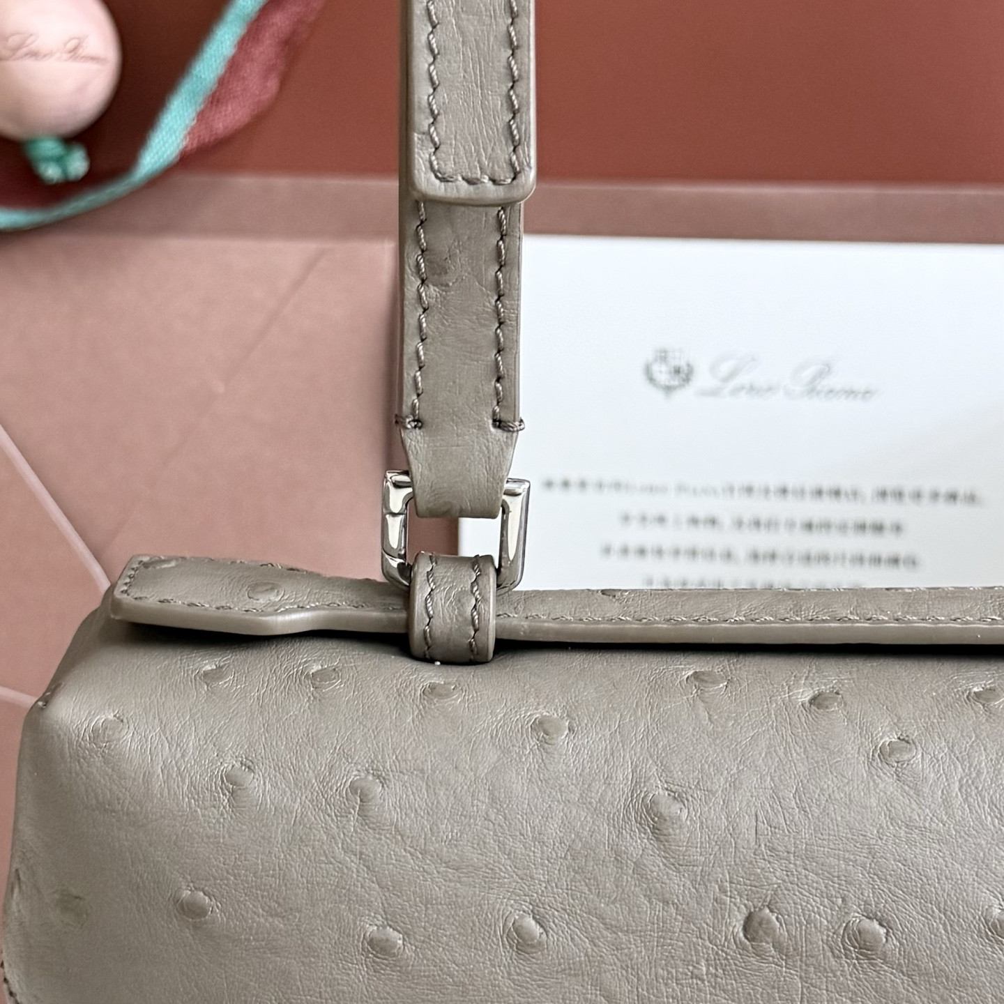 L0r0 P1ana Extra Pocket L27 Ostrich-grained Leather 16x27x10cm