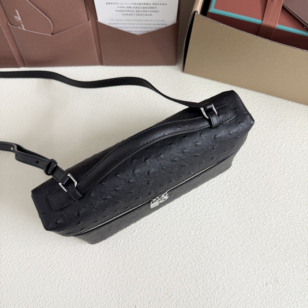 L0r0 P1ana Extra Pocket L27 Ostrich-grained Leather 16x27x10cm