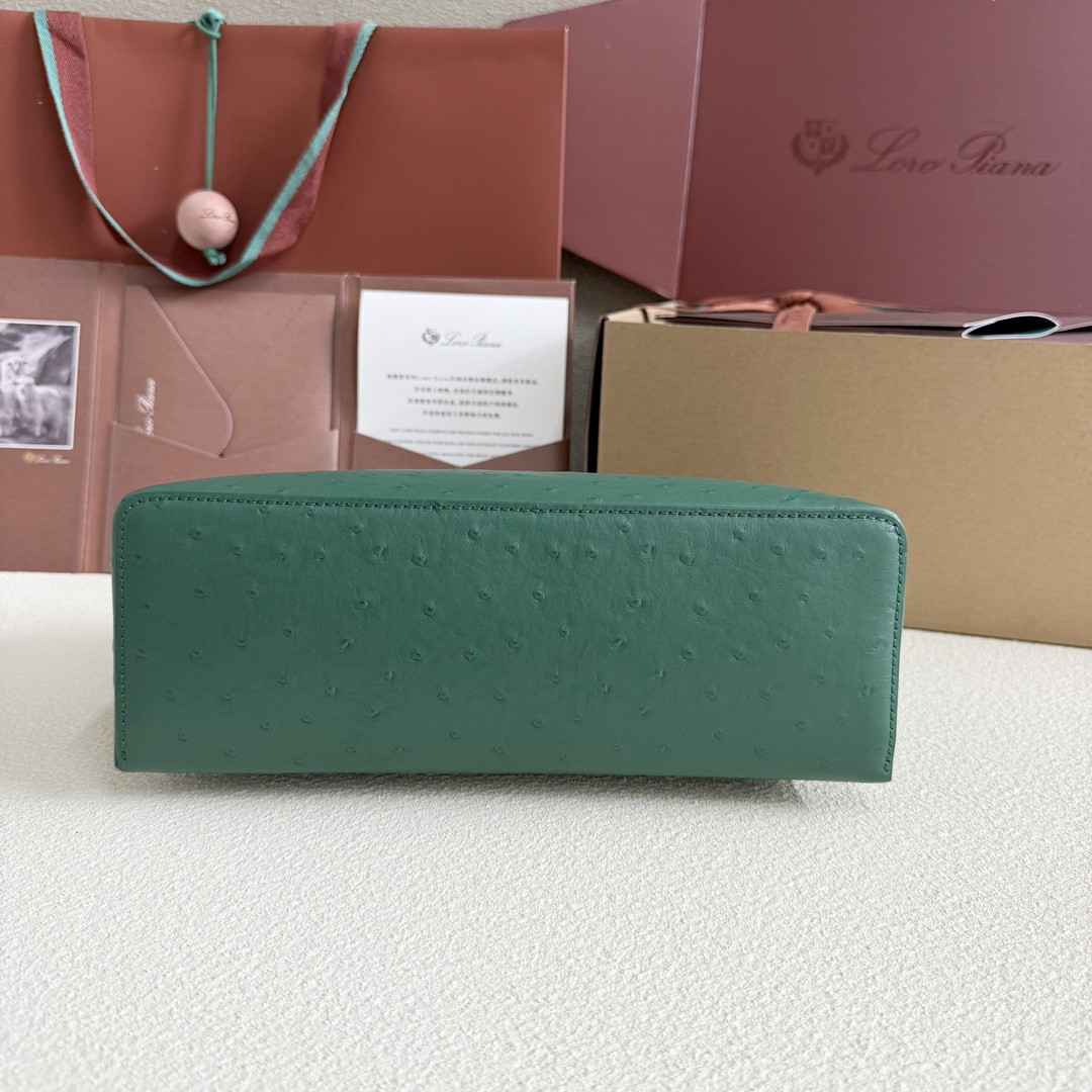 L0r0 P1ana Extra Pocket L27 Ostrich-grained Leather 16x27x10cm