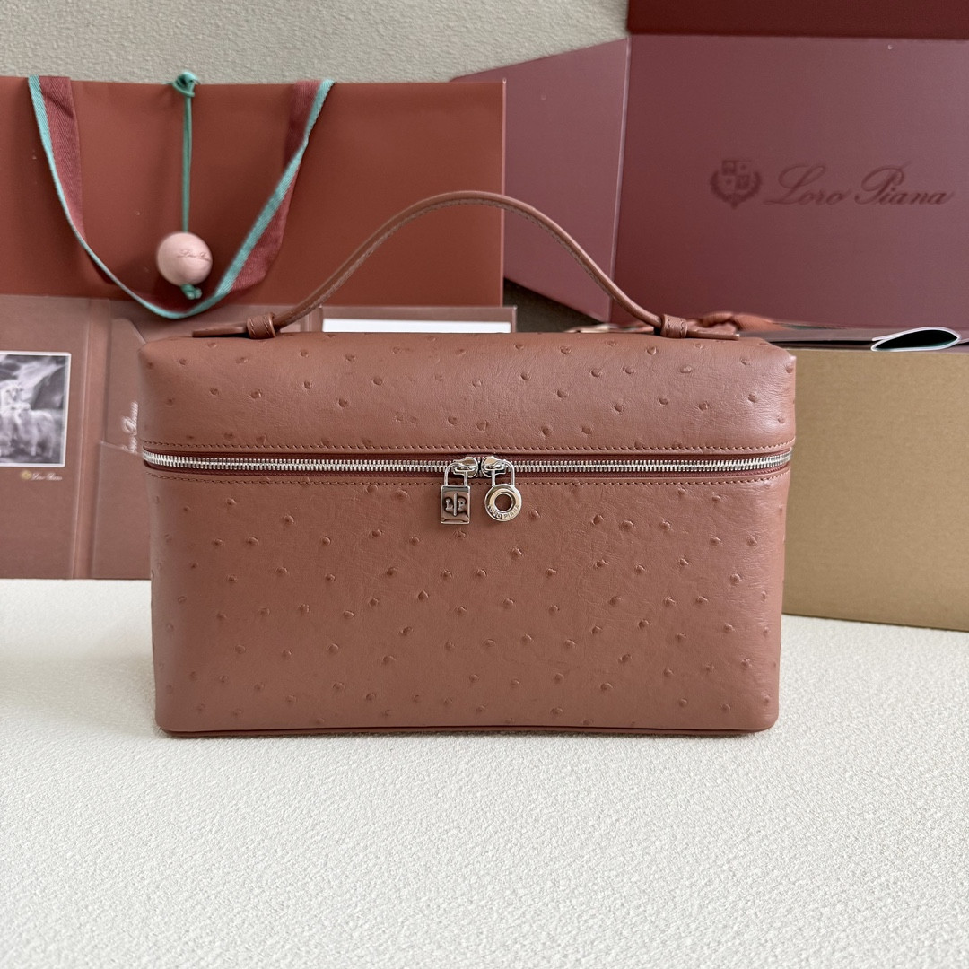 L0r0 P1ana Extra Pocket L27 Ostrich-grained Leather 16x27x10cm