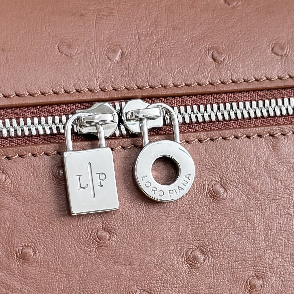 L0r0 P1ana Extra Pocket L27 Ostrich-grained Leather 16x27x10cm