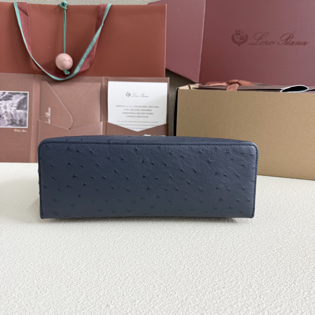 L0r0 P1ana Extra Pocket L27 Ostrich-grained Leather 16x27x10cm