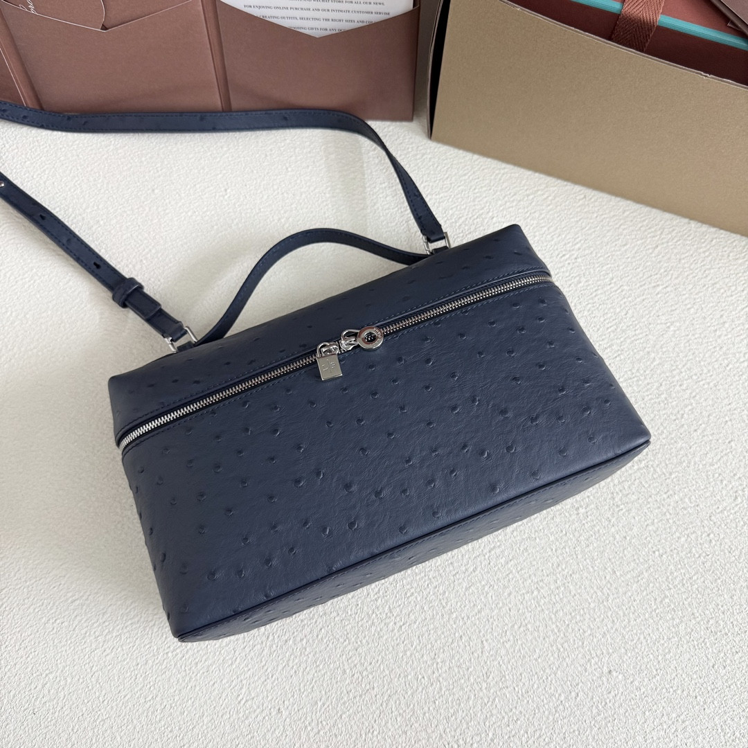 L0r0 P1ana Extra Pocket L27 Ostrich-grained Leather 16x27x10cm