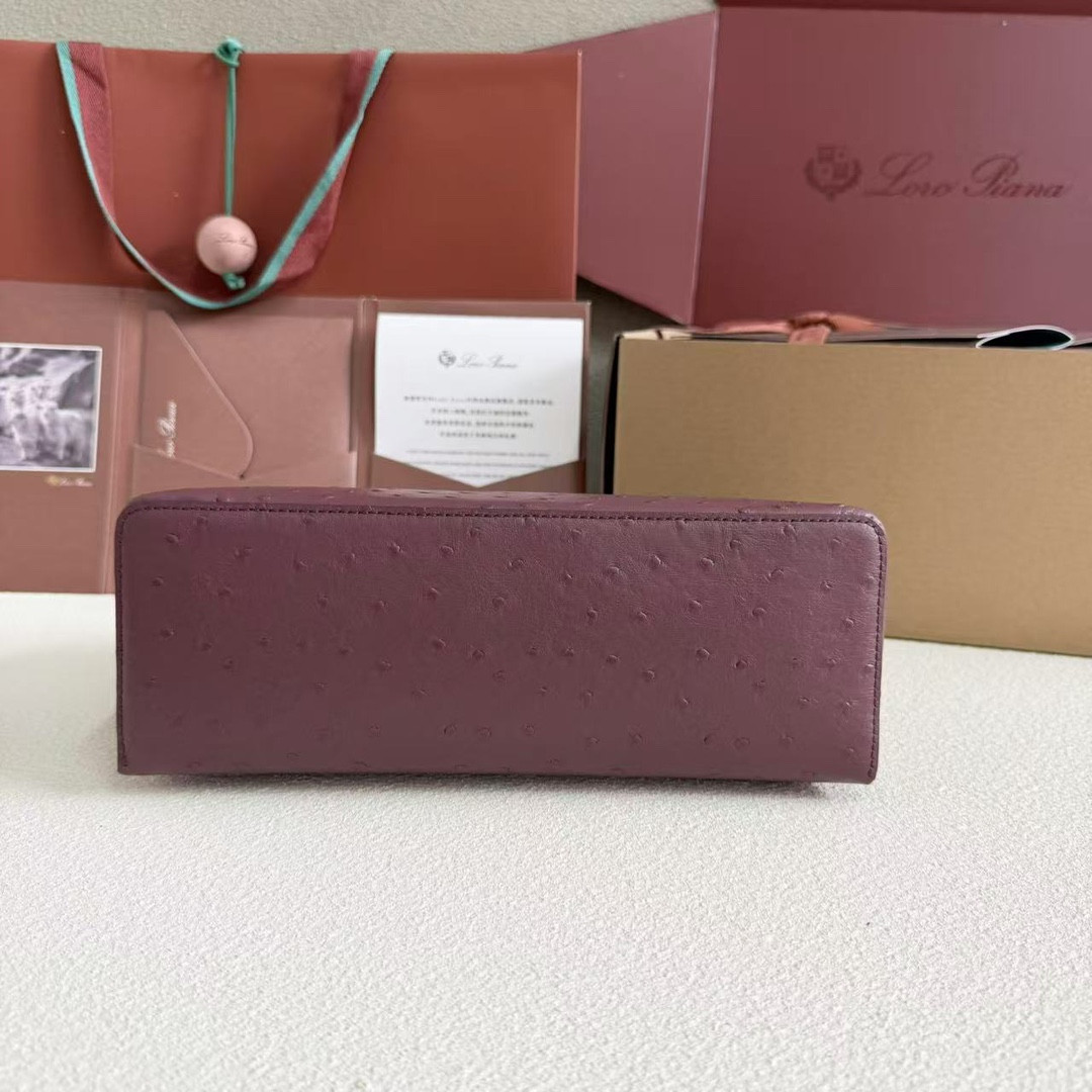 L0r0 P1ana Extra Pocket L27 Ostrich-grained Leather 16x27x10cm