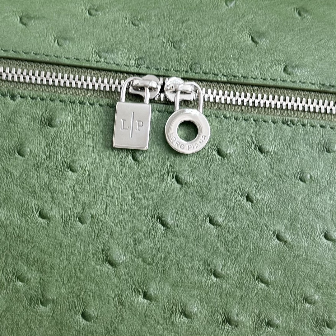 L0r0 P1ana Extra Pocket L27 Ostrich-grained Leather 16x27x10cm