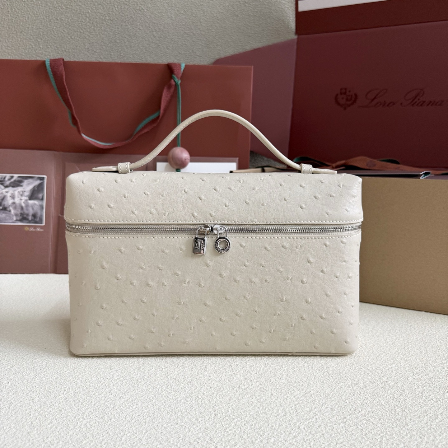 L0r0 P1ana Extra Pocket L27 Ostrich-grained Leather 16x27x10cm