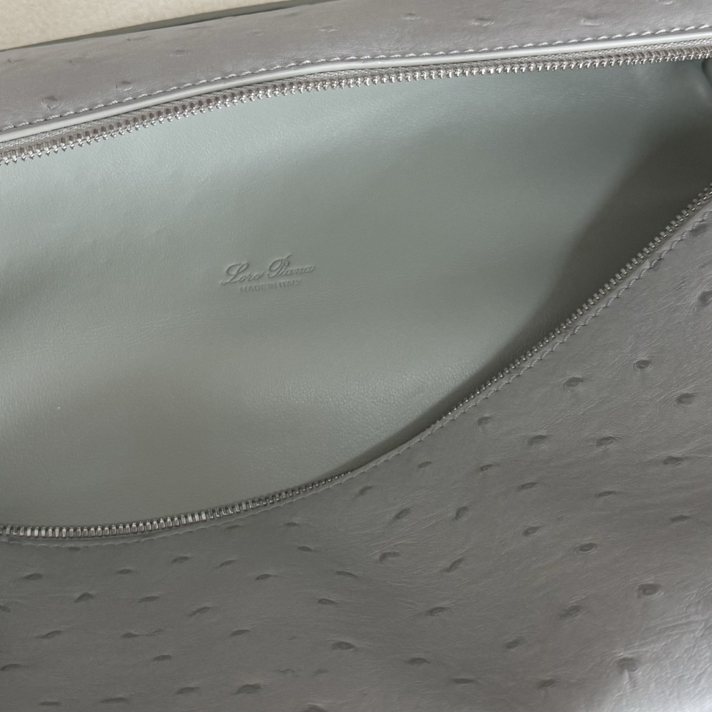 L0r0 P1ana Extra Pocket L27 Ostrich-grained Leather 16x27x10cm