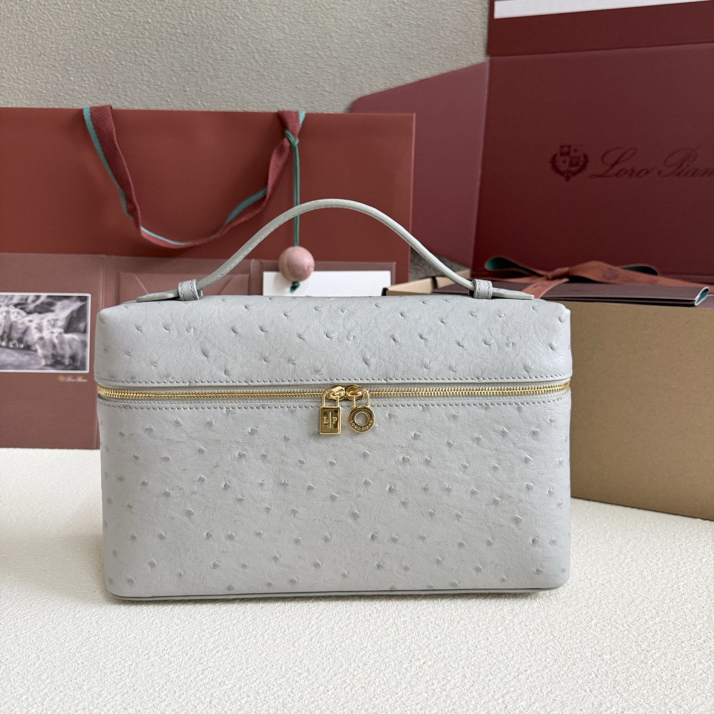 L0r0 P1ana Extra Pocket L27 Ostrich-grained Leather 16x27x10cm