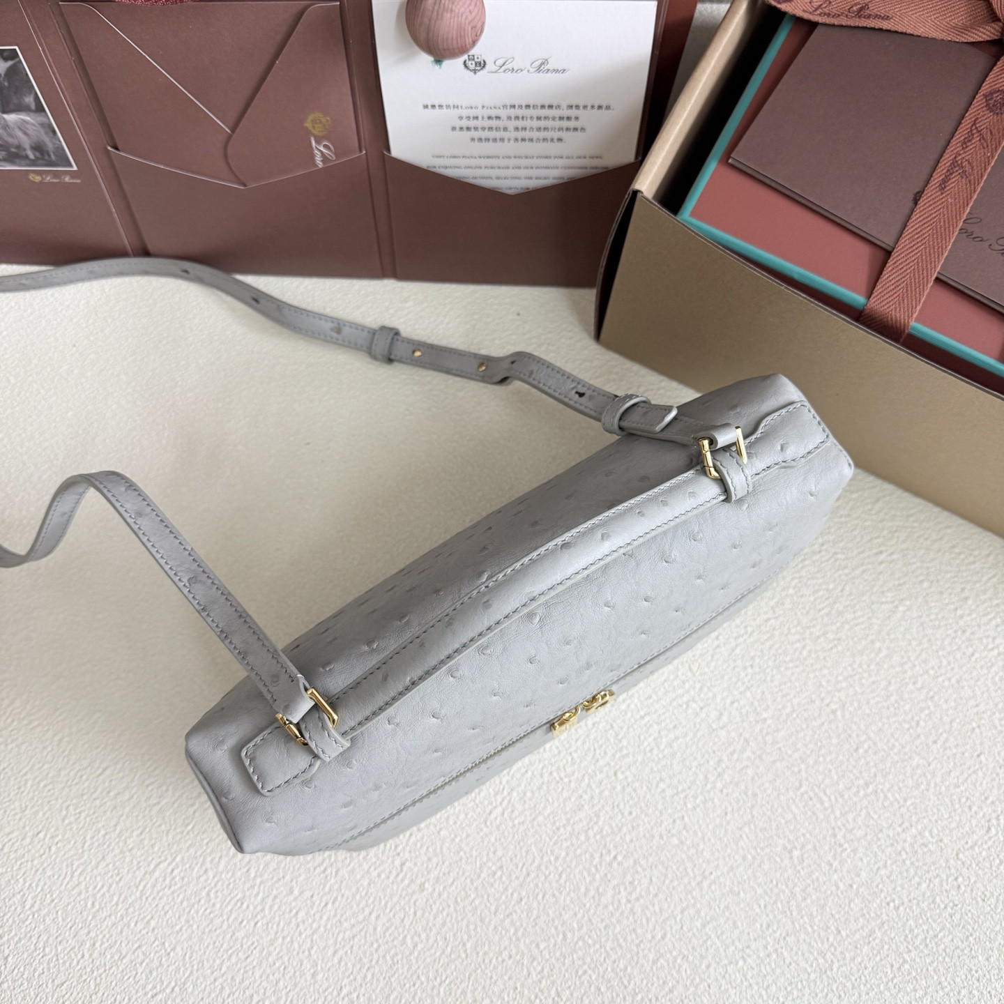 L0r0 P1ana Extra Pocket L27 Ostrich-grained Leather 16x27x10cm