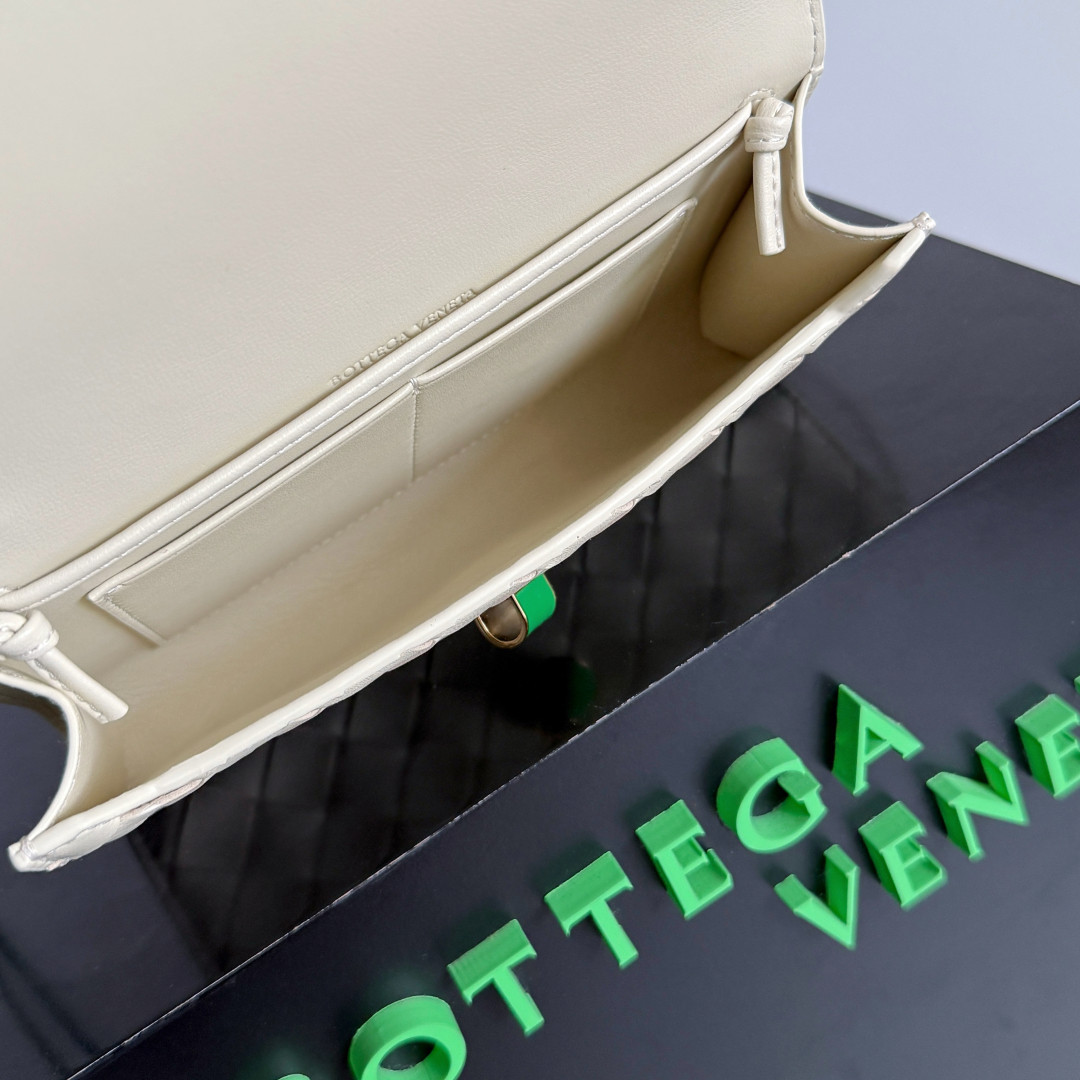 B0tt*ga Ven*ta Andiamo Daisy Pouch 12.6x19x2cm