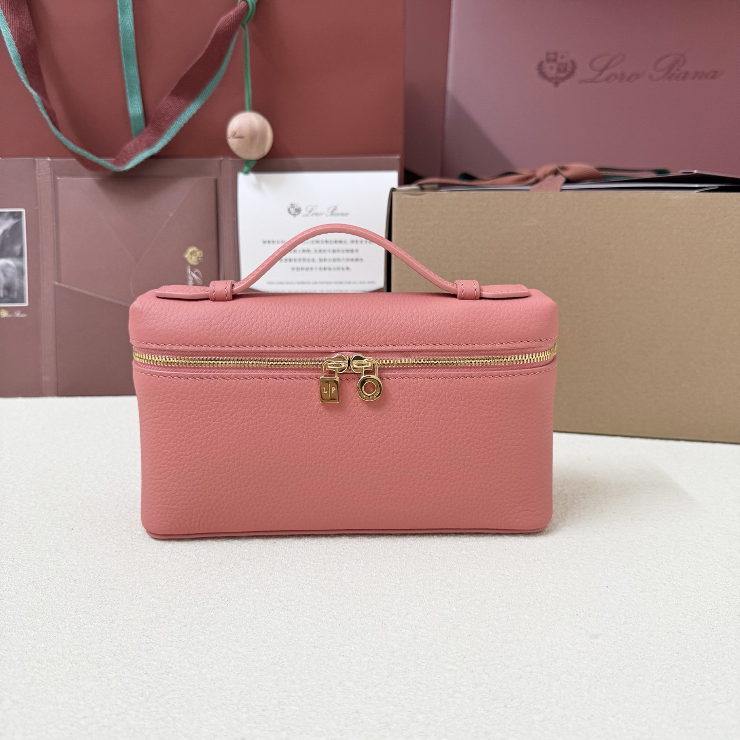 L0r0 P1ana Extra Pocket L19 Grained Calfskin 11 x 19 x 6.5 cm