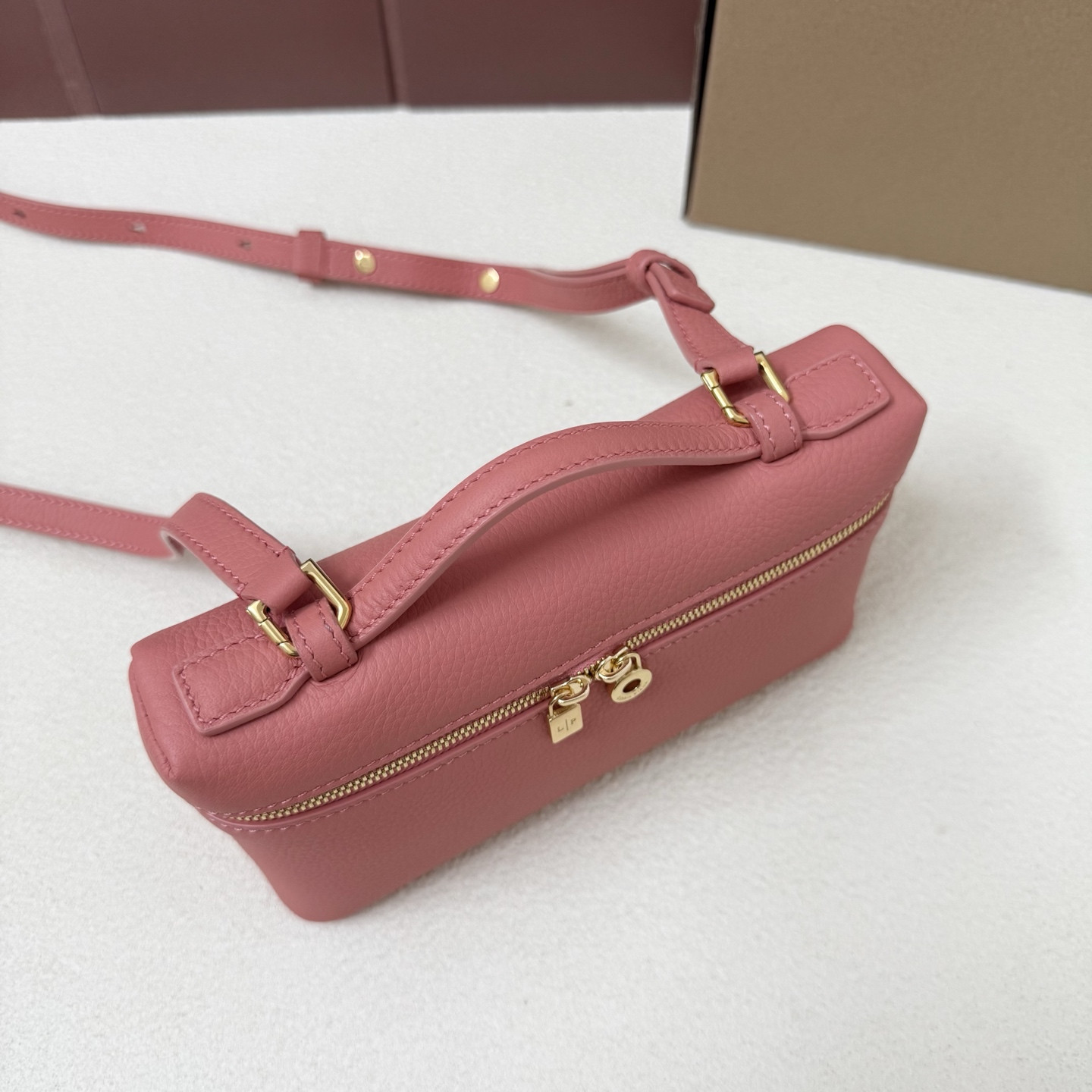 L0r0 P1ana Extra Pocket L19 Grained Calfskin 11 x 19 x 6.5 cm