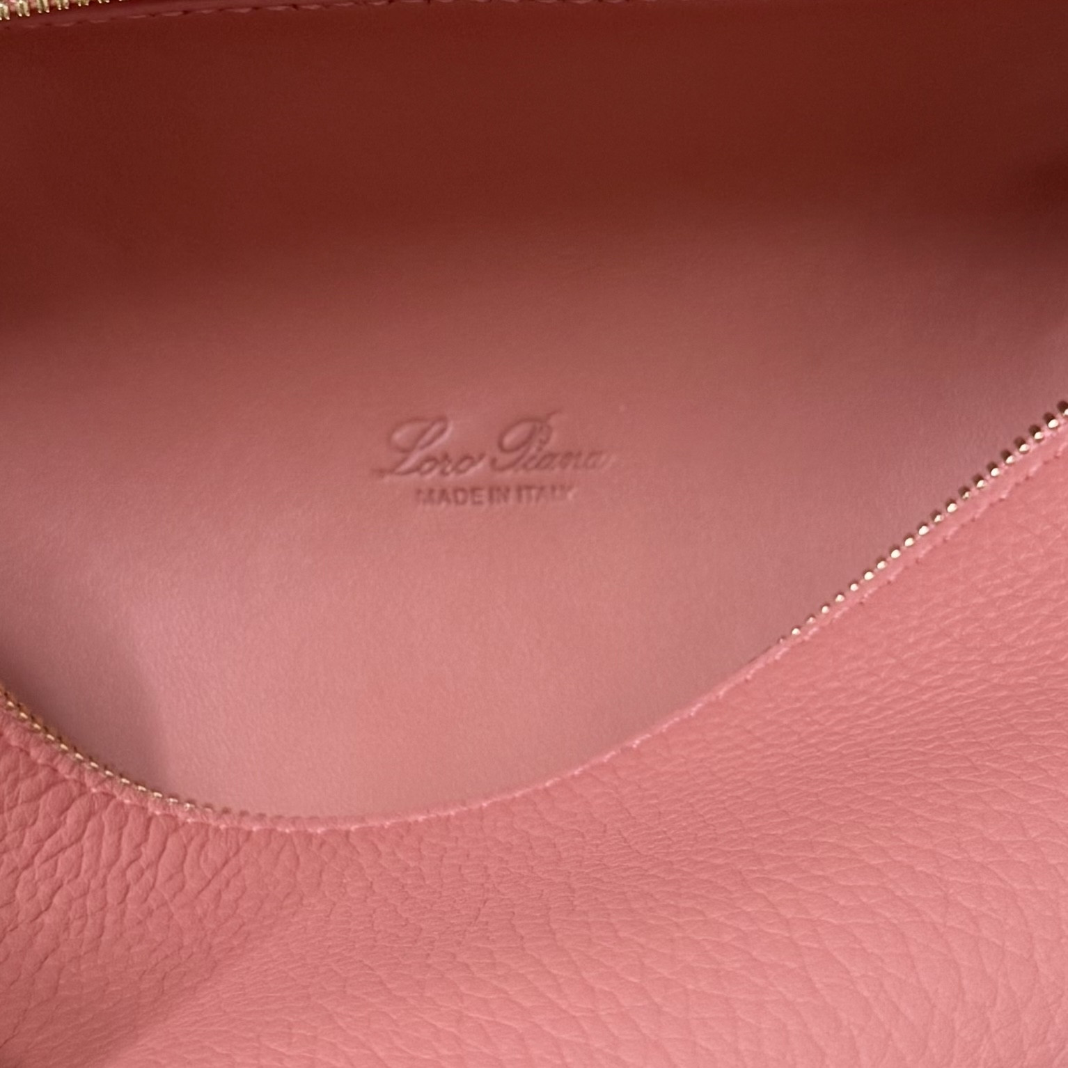 L0r0 P1ana Extra Pocket L19 Grained Calfskin 11 x 19 x 6.5 cm