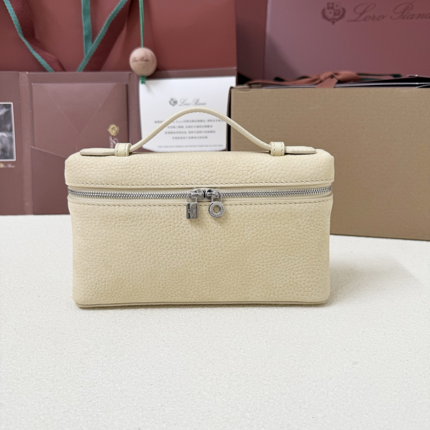 L0r0 P1ana Extra Pocket L19 Grained Calfskin 11 x 19 x 6.5 cm