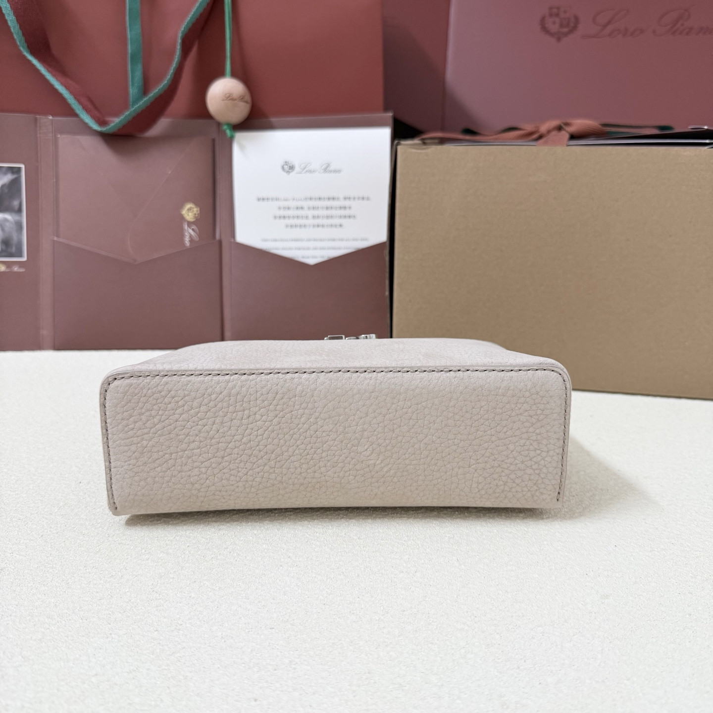 L0r0 P1ana Extra Pocket L19 Grained Calfskin 11 x 19 x 6.5 cm