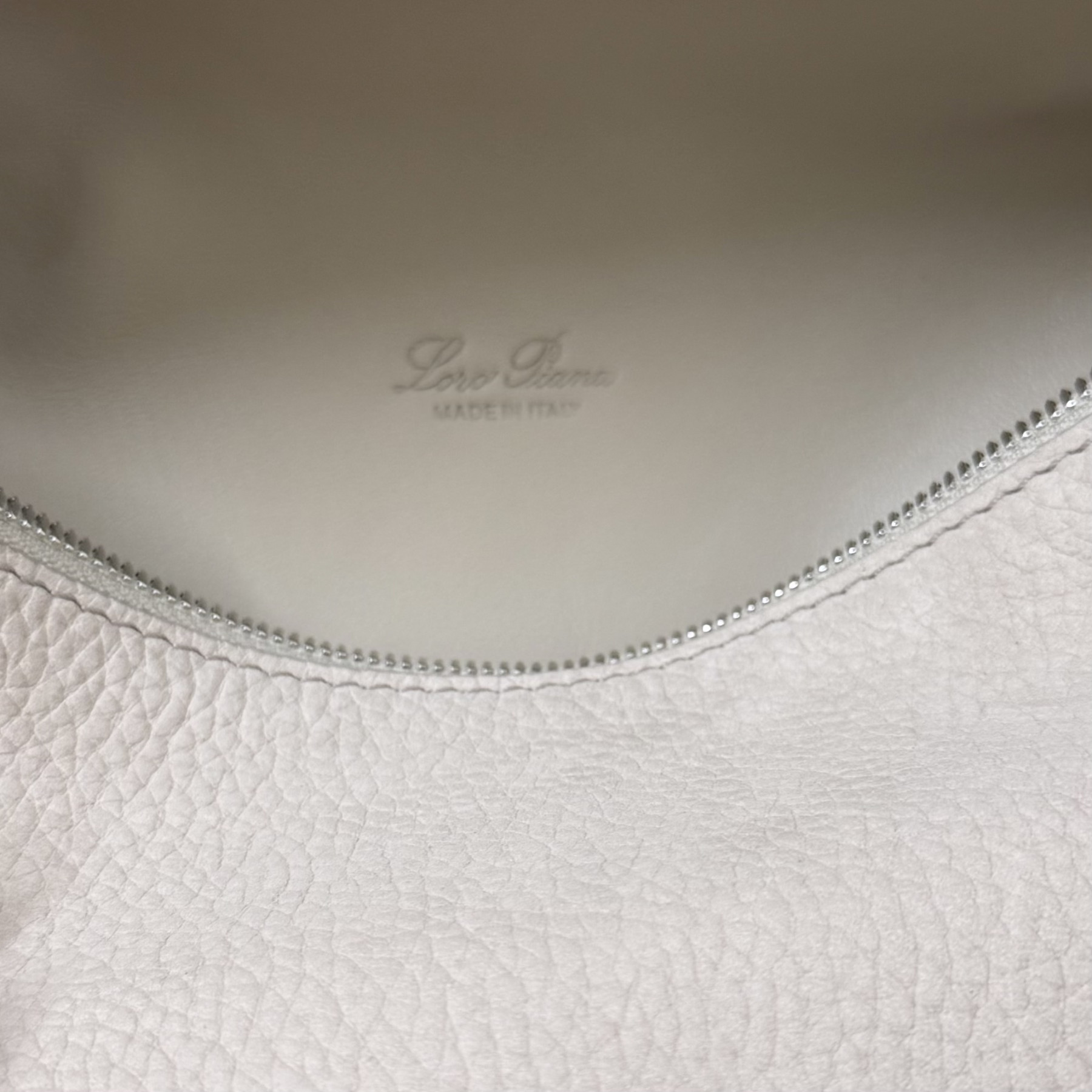 L0r0 P1ana Extra Pocket L19 Grained Calfskin 11 x 19 x 6.5 cm