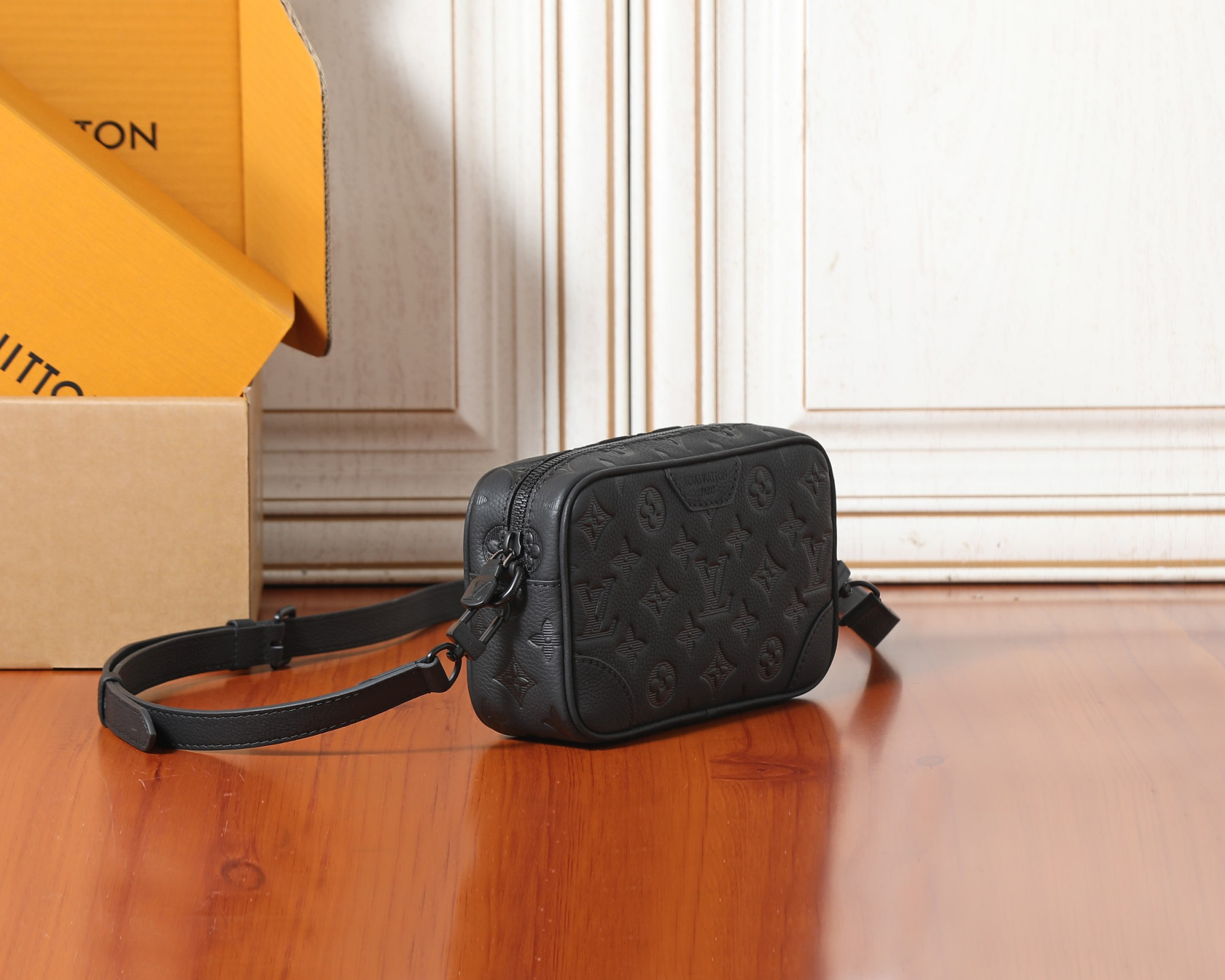 LV Trocadéro Wearable Wallet M26737 20x13x6.5cm