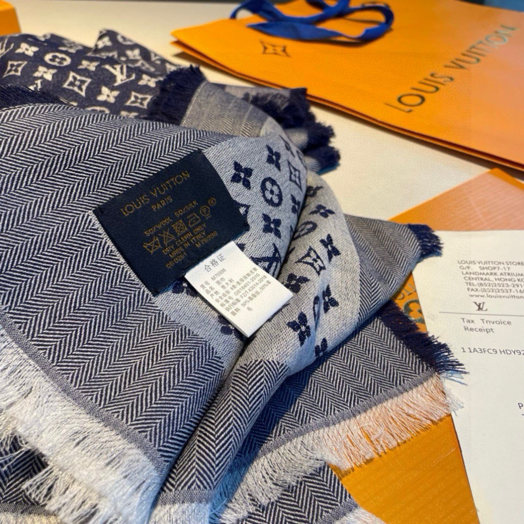Louis Vuitton Monogram scarf 120x120cm 70% wool 30% silk