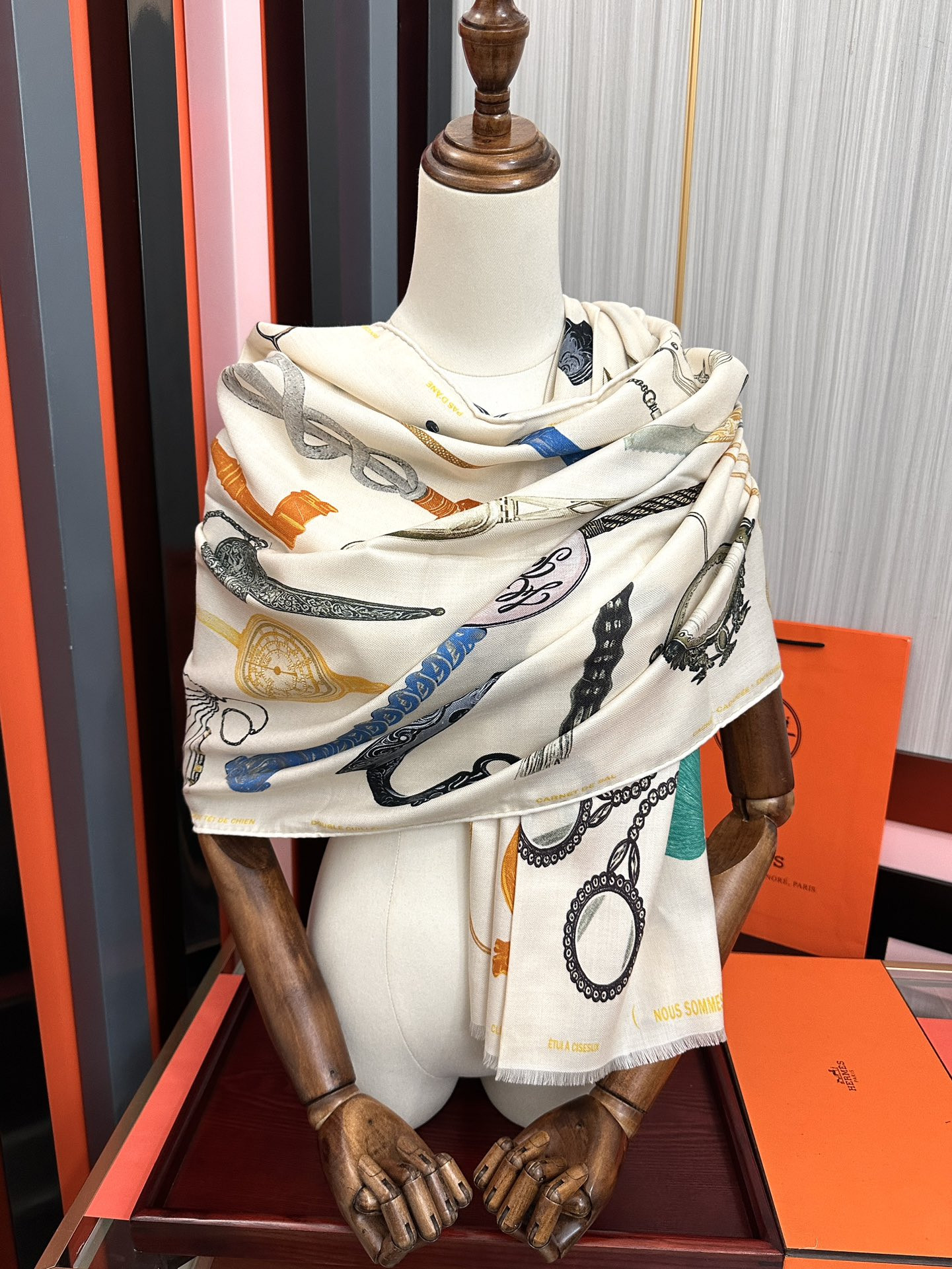 H**me5 scarf 65x185cm