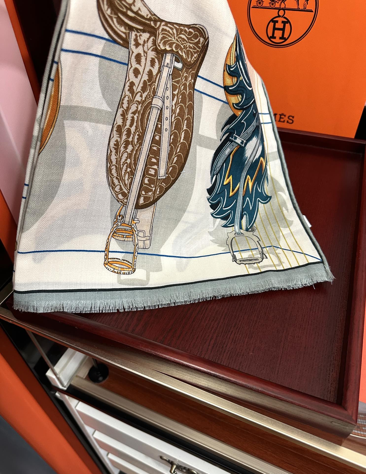 H**me5 scarf 65x185cm