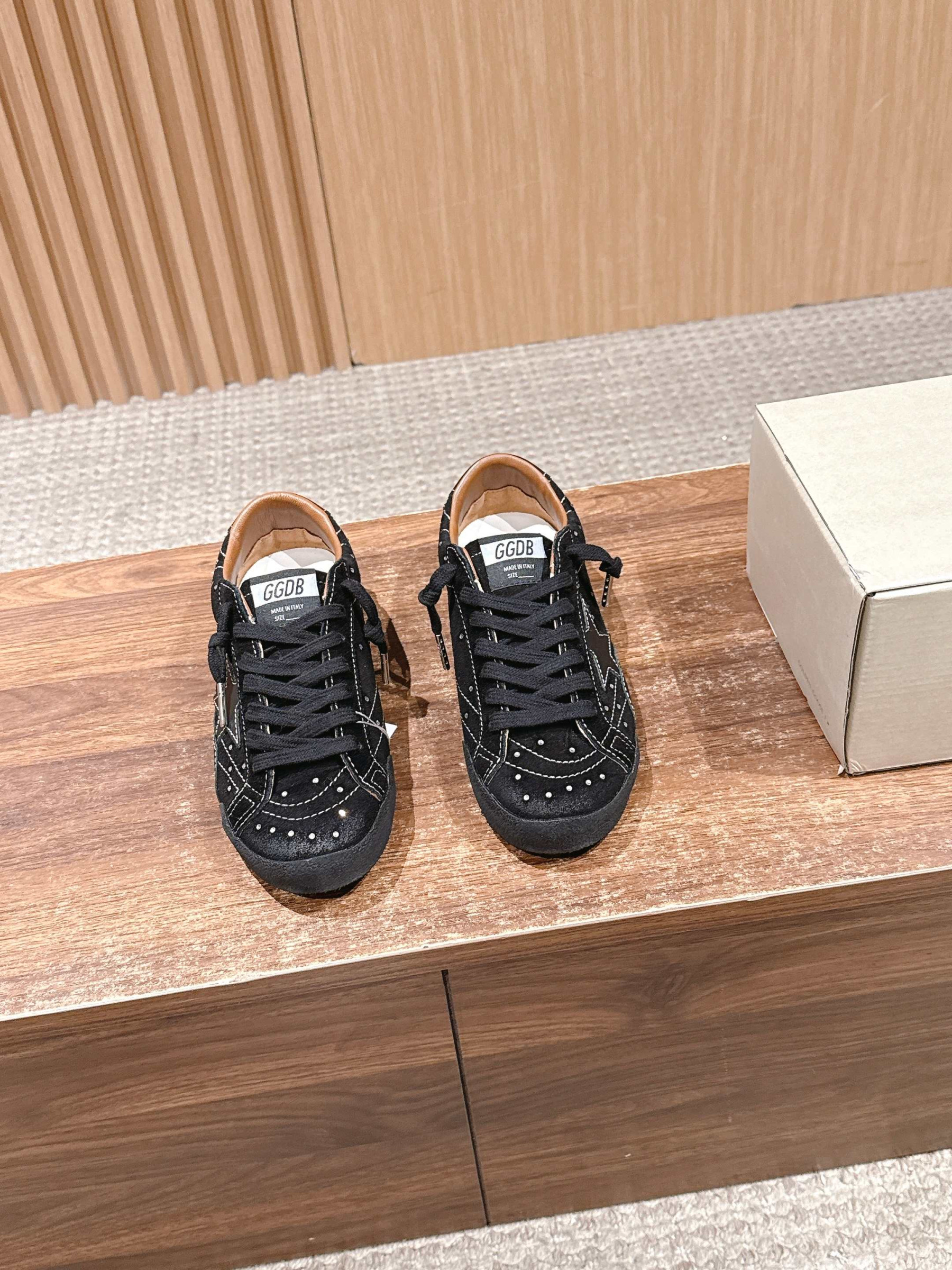 UA G01den G003e True-Star in Black Suede Sneaker