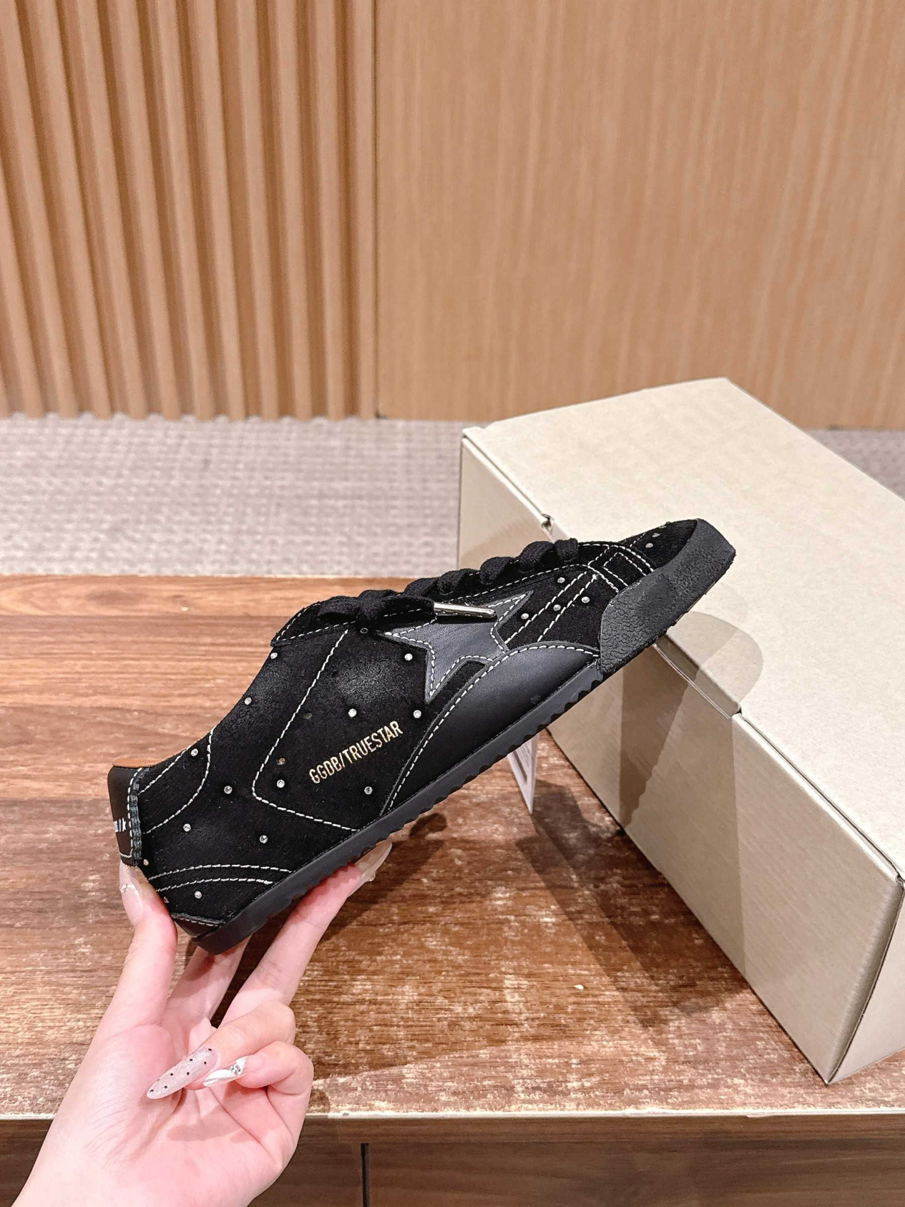 UA G01den G003e True-Star in Black Suede Sneaker