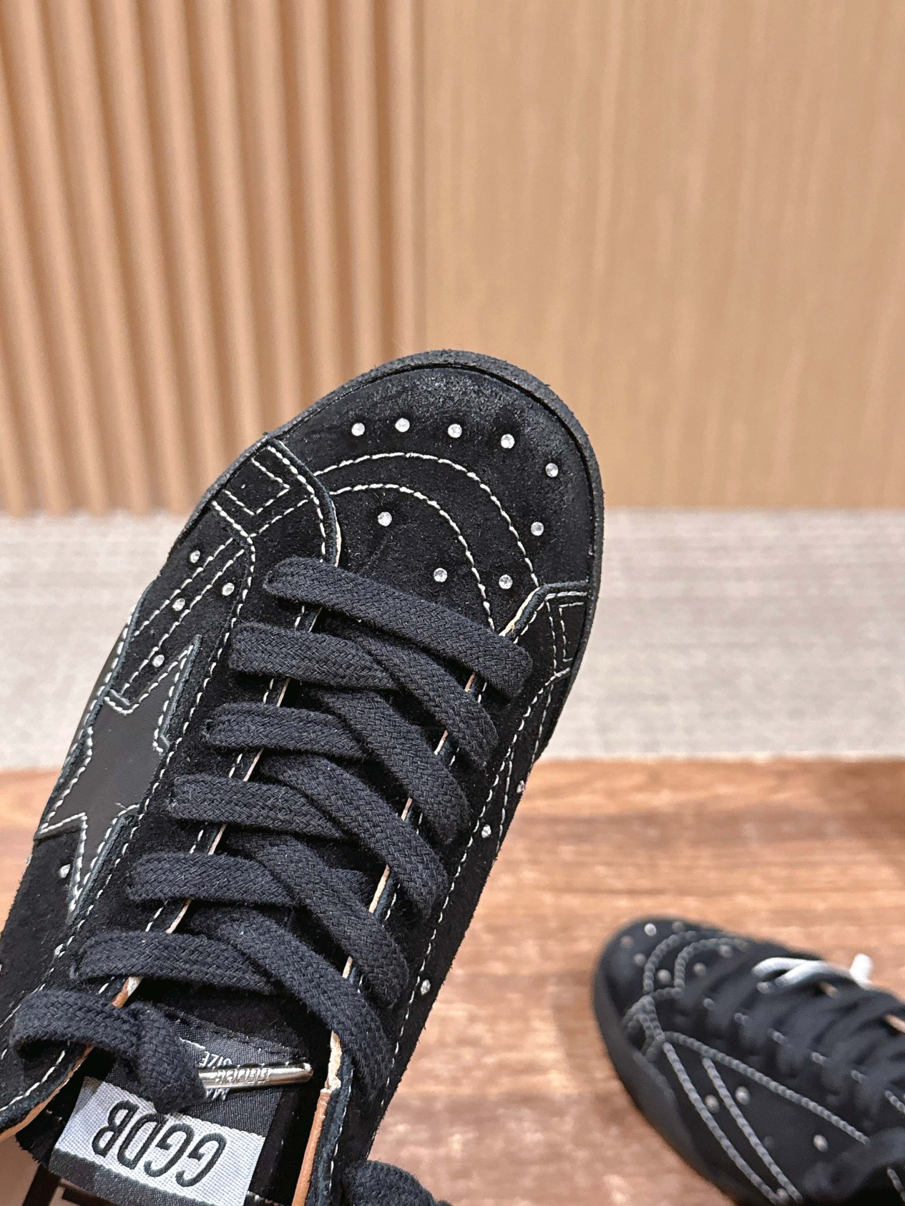 UA G01den G003e True-Star in Black Suede Sneaker