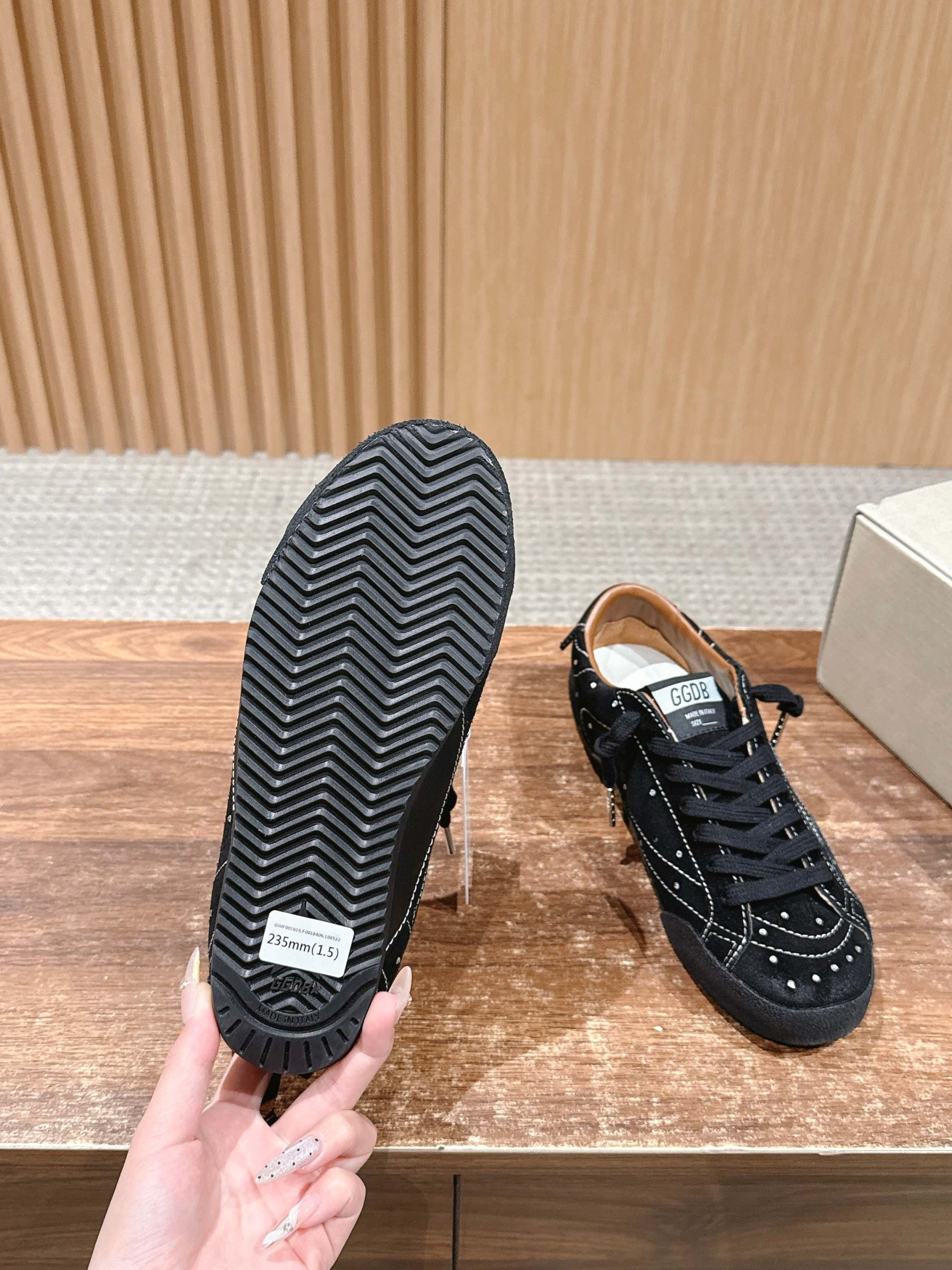 UA G01den G003e True-Star in Black Suede Sneaker