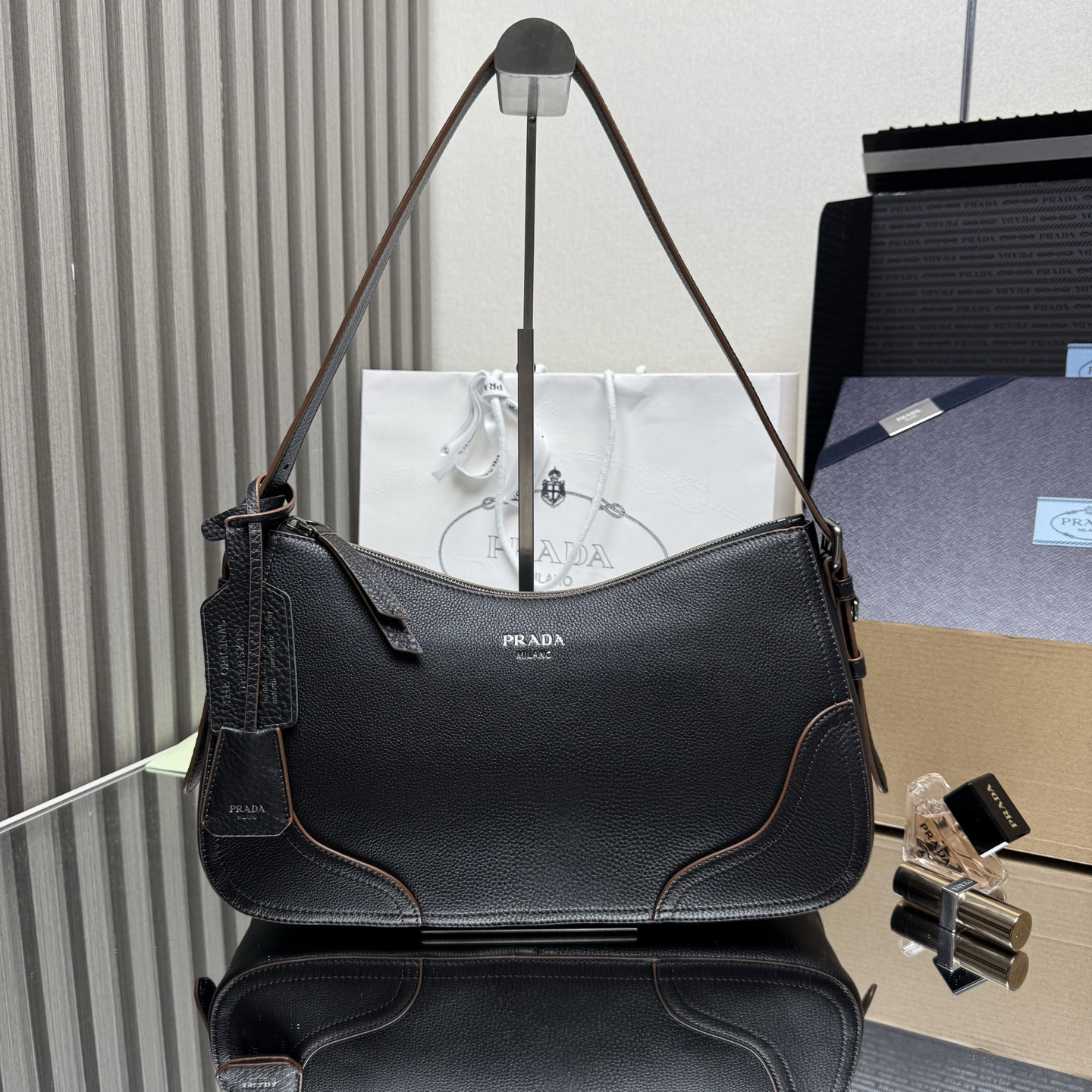 Pra*a Aimèe Large Leather Shoulder Bag 20x36x11cm