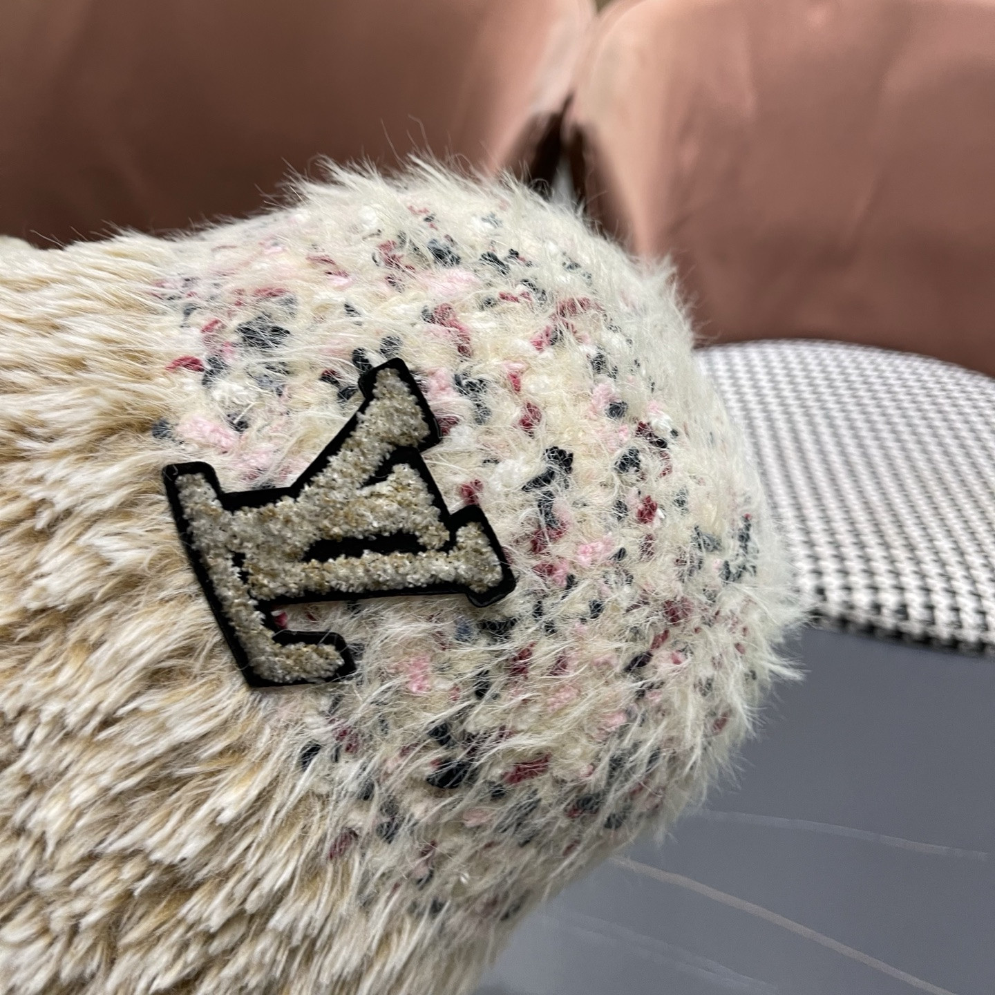 l0vis Vvtt0n bucket hat