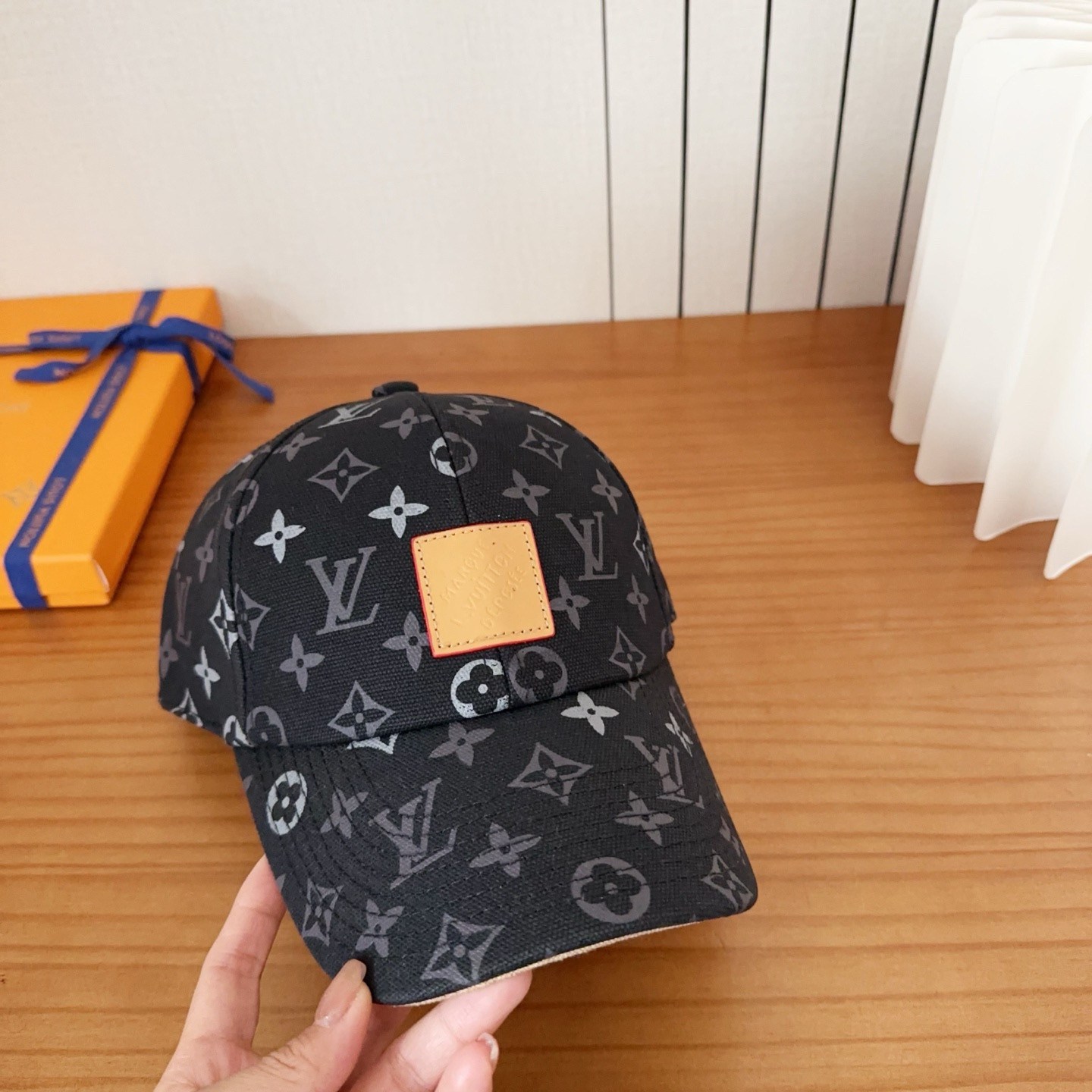 l0vis Vvtt0n baseball cap