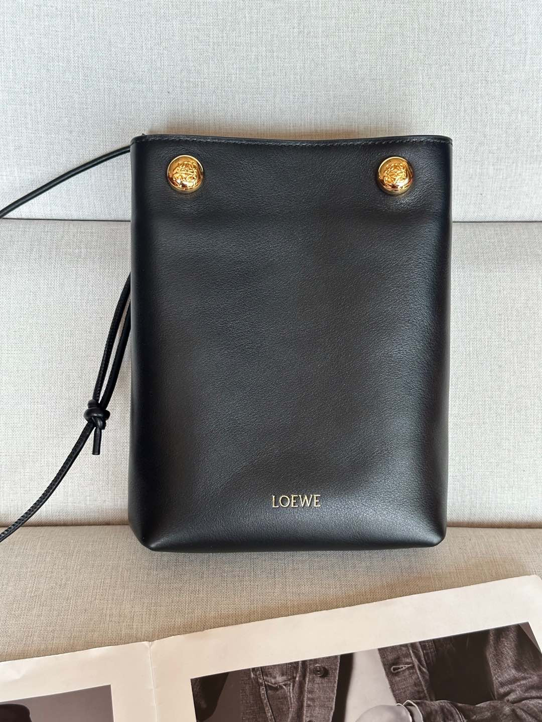 L0ew* Pebble Pouch in Smooth Calfskin 21.5x17x7cm