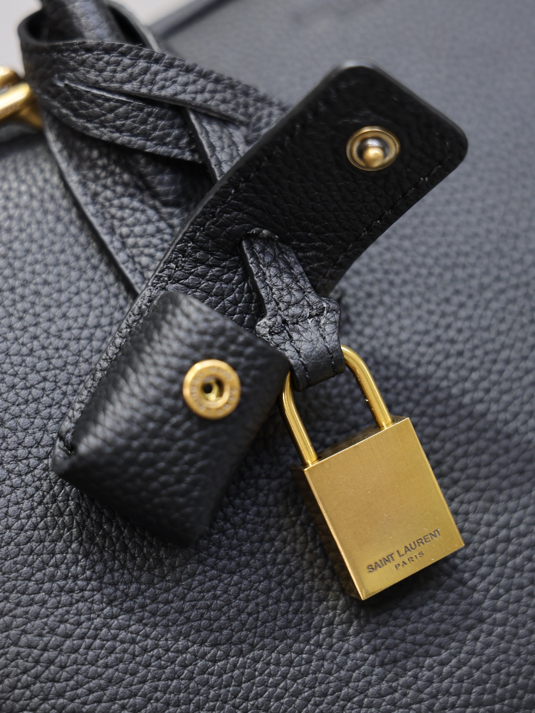 Y51 SAC DE JOUR Small Boston in Grained Leather 27x18x15cm