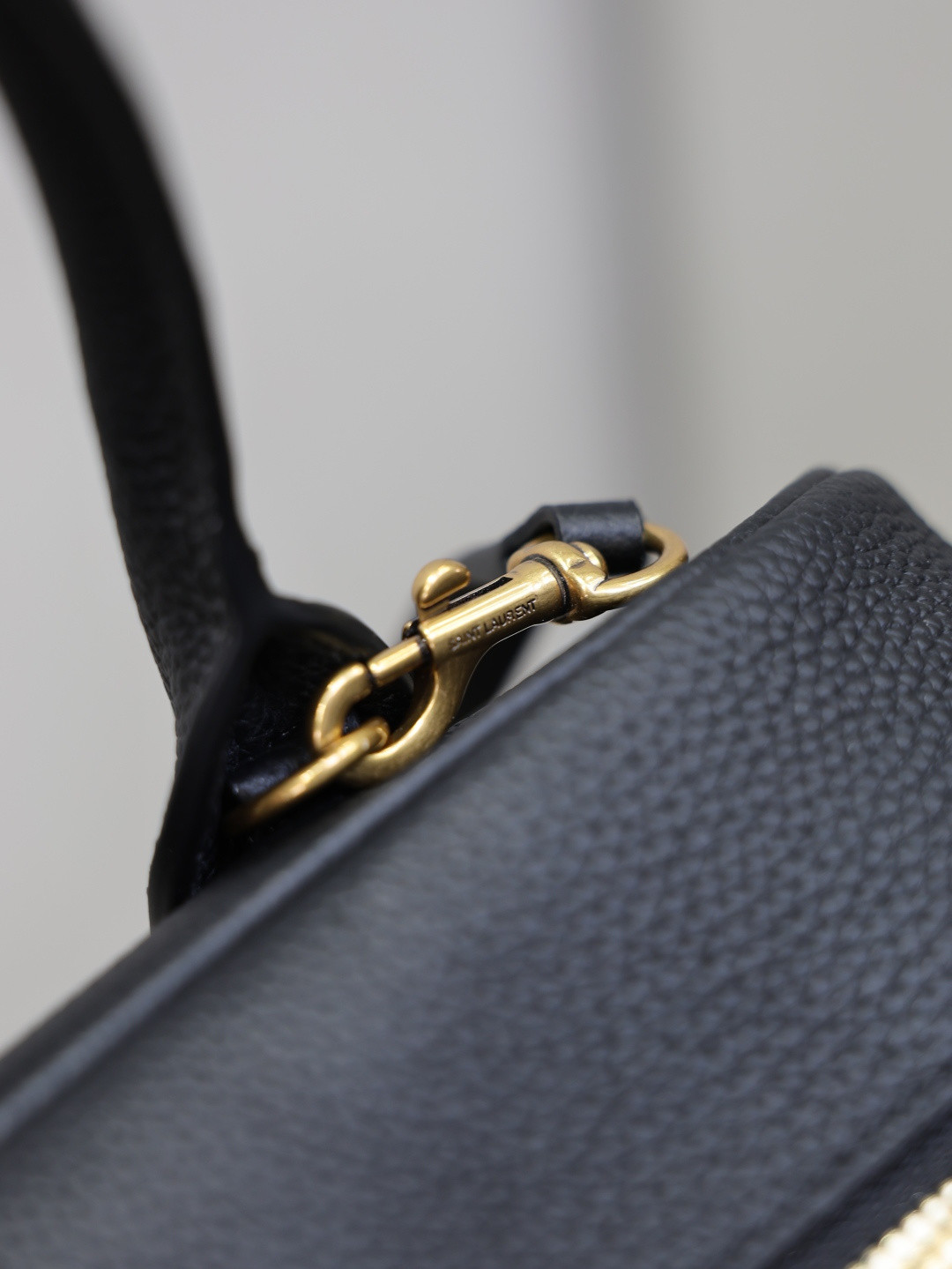 Y51 SAC DE JOUR Small Boston in Grained Leather 27x18x15cm