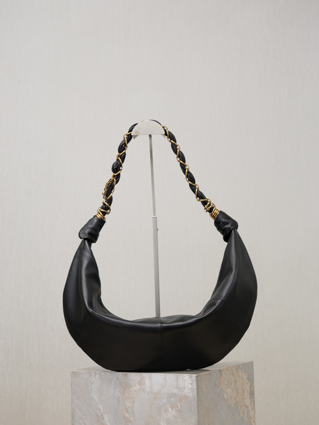Y51 AMALIA Hobo in Lambskin 23-62x28x4cm