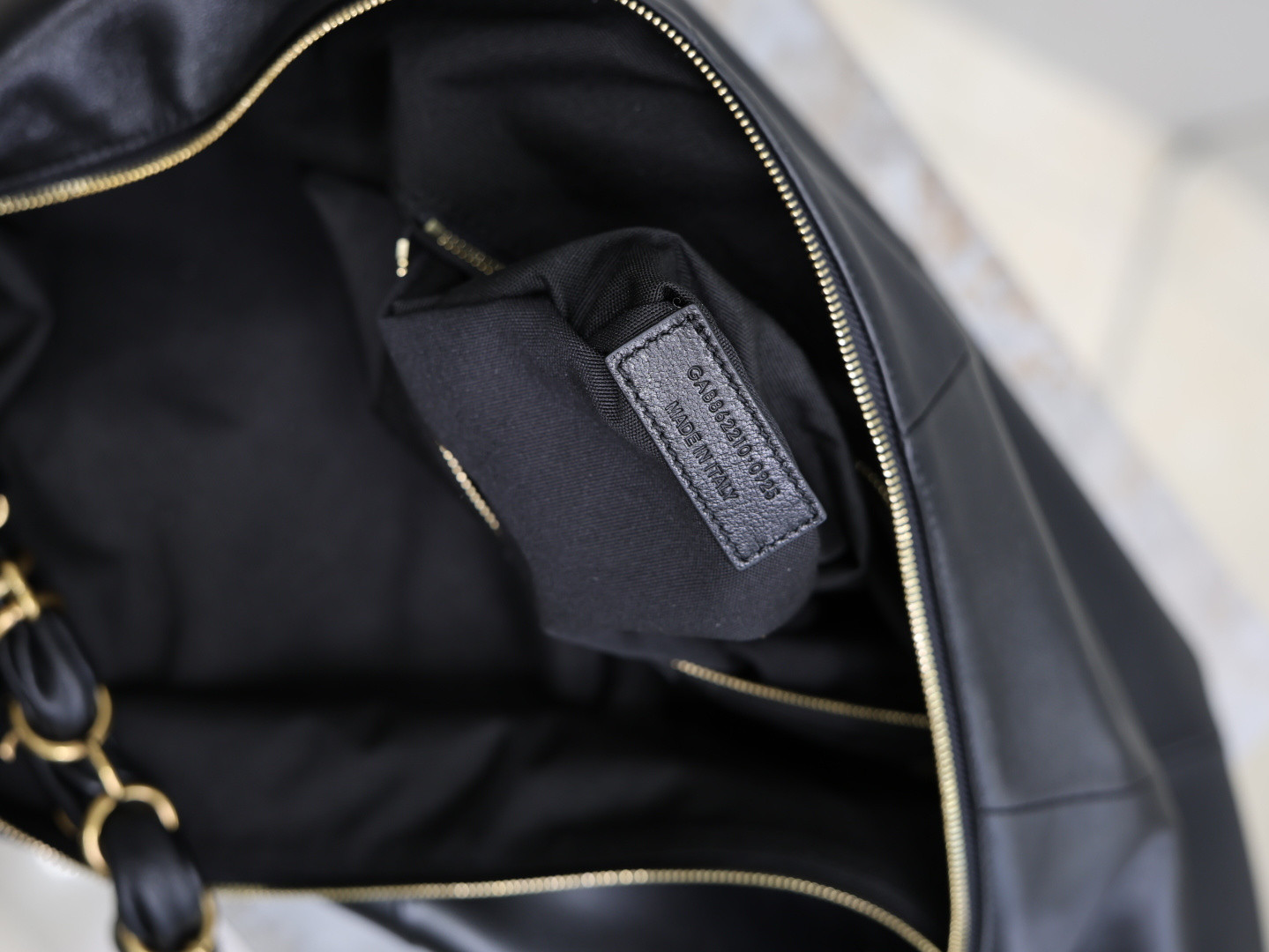 Y51 AMALIA Hobo in Lambskin 23-62x28x4cm