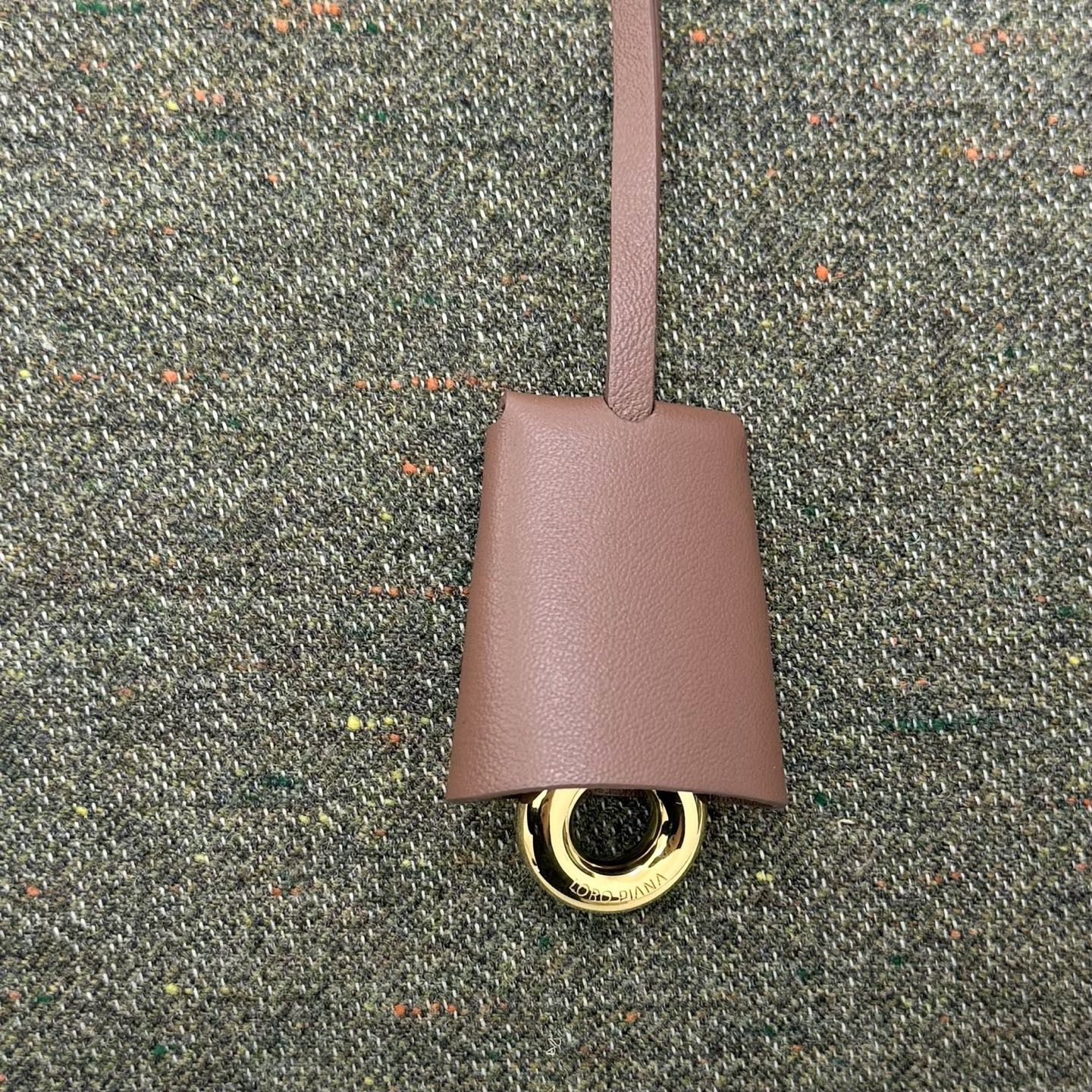 L0r0 P1ana Needle 38x22x16cm