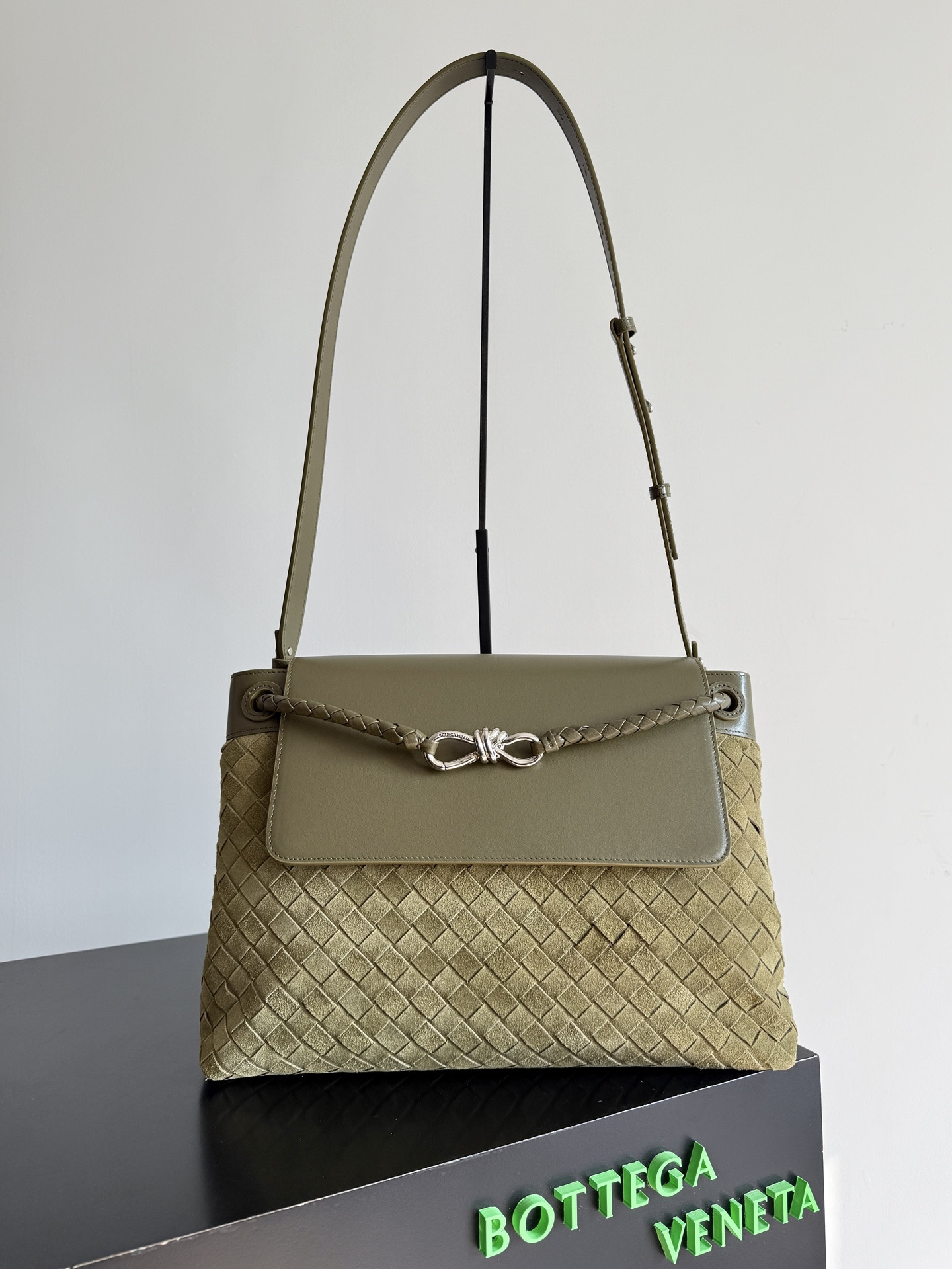 Bottega Veneta Andiamo Messenger 26x37x13cm