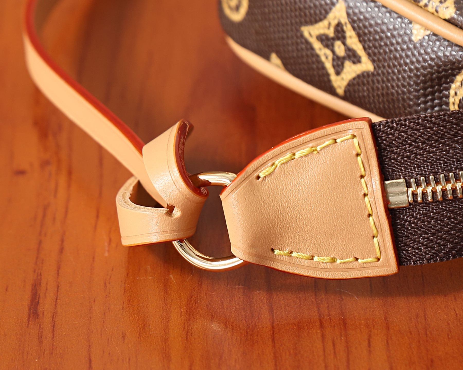 LV Pochette Accessoires M27718 23.5x13.5x4cm